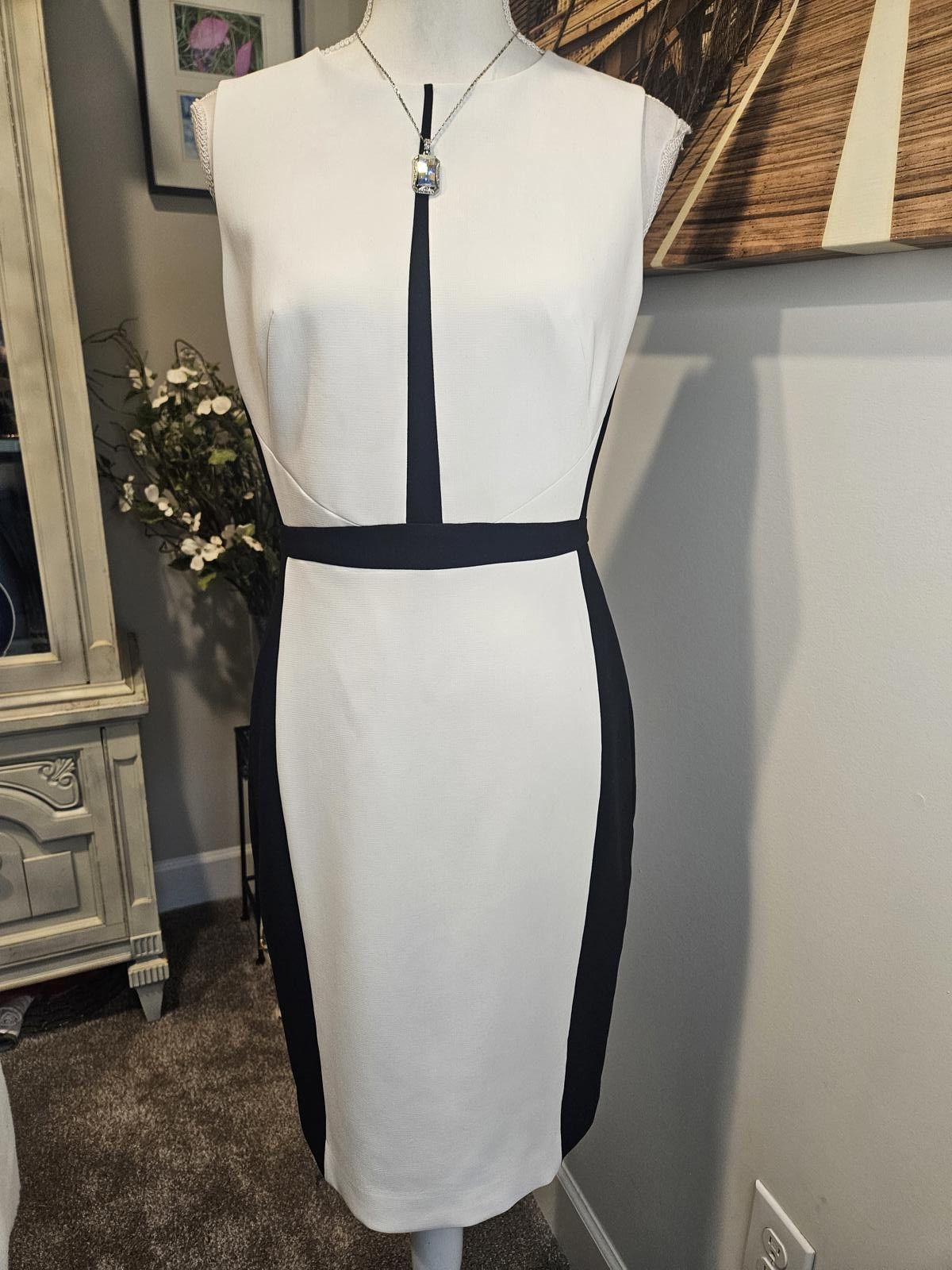Designer Elegantly Chic White House Black Market Colorblock Dress Size M / US 6-8 / IT 42-44 - 1 Thumbnail