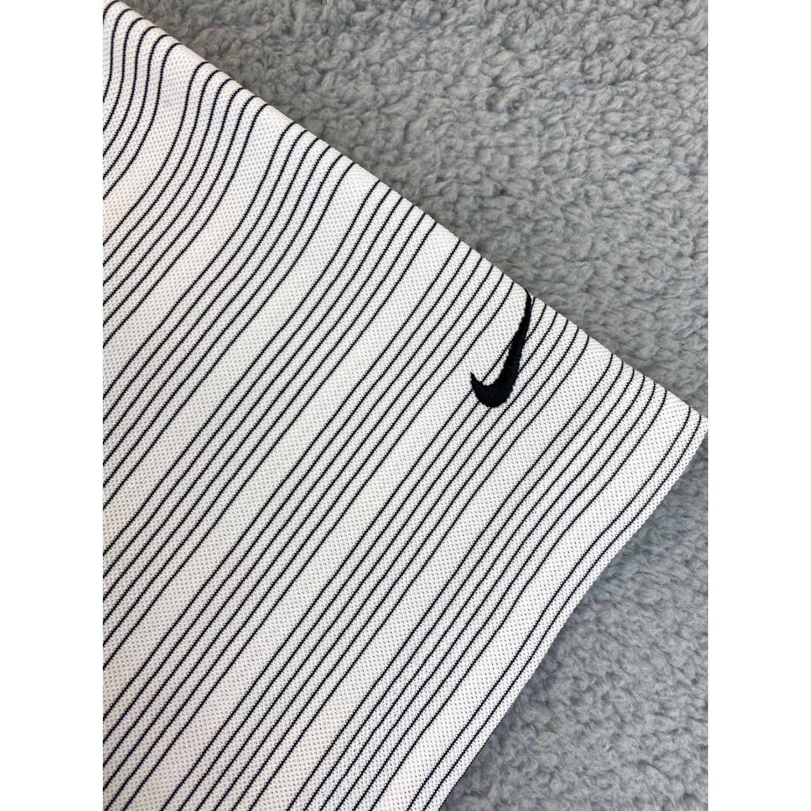 Nike Nike Dri-Fit Fit DRY Stripes Golf Polo Shirt Textured White Mens XL 65-9 Nike Golf Polo Shirt Striped White Textured Nike Dri-Fit XL Mens Size US XL / EU 56 / 4 - 4 Thumbnail