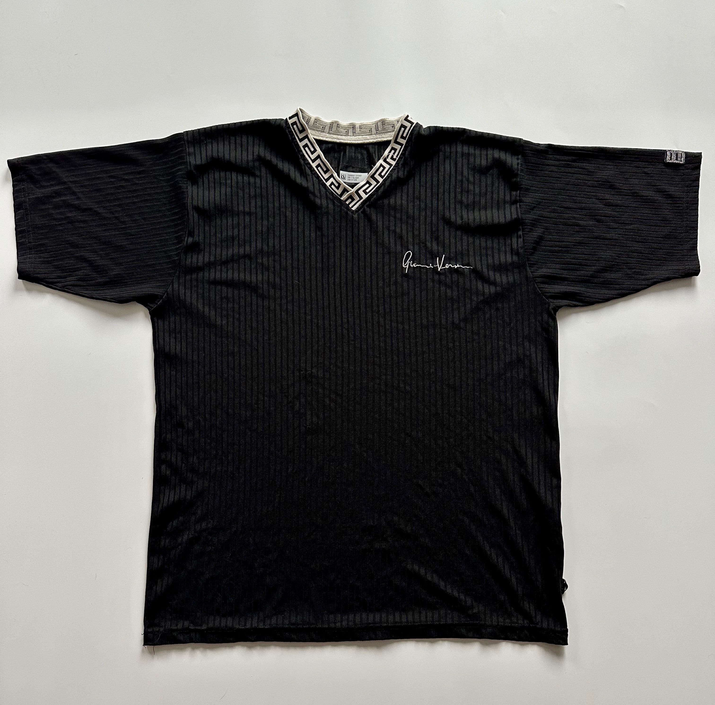 Versace 90's Vintage Gianni Versace black Y2K t shirt jersey Size US M / EU 48-50 / 2 - 1 Thumbnail