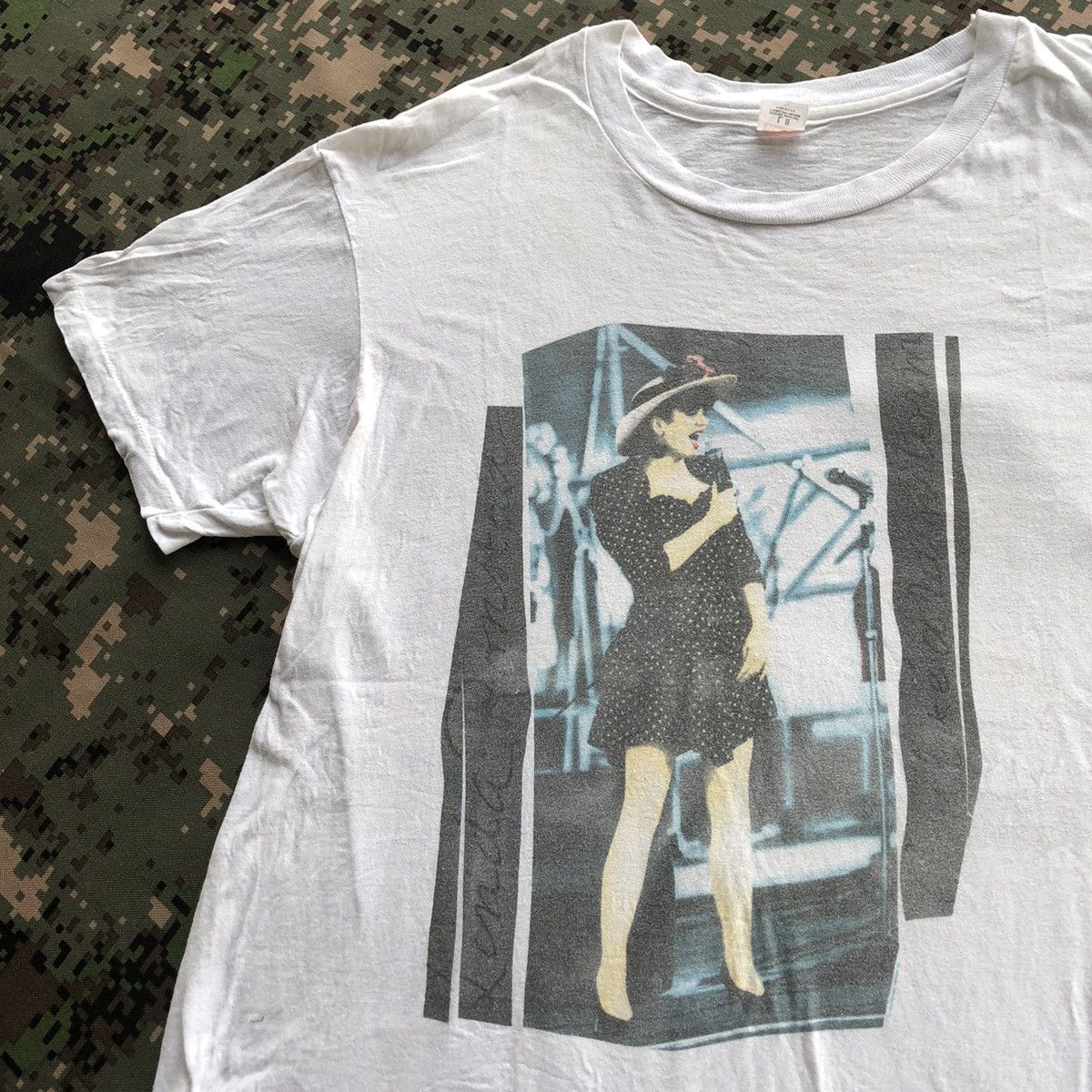 Band Tees × Vintage Vtg 90s Linda Ronstadt Cry Like A Rainstorm Tour 90 Tshirt Size US L / EU 52-54 / 3 - 1 Thumbnail