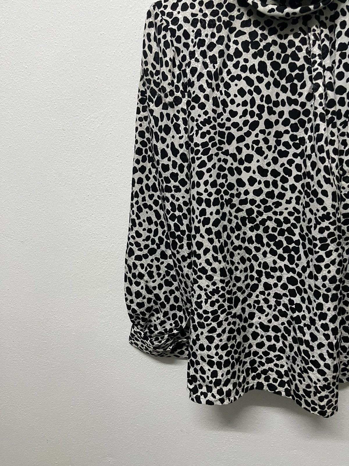 Yves Saint Laurent 1990s YVES SAINT LAURENT CHEMISIERS WHITE LEOPARD BUTTON UP Size M / US 6-8 / IT 42-44 - 3 Thumbnail