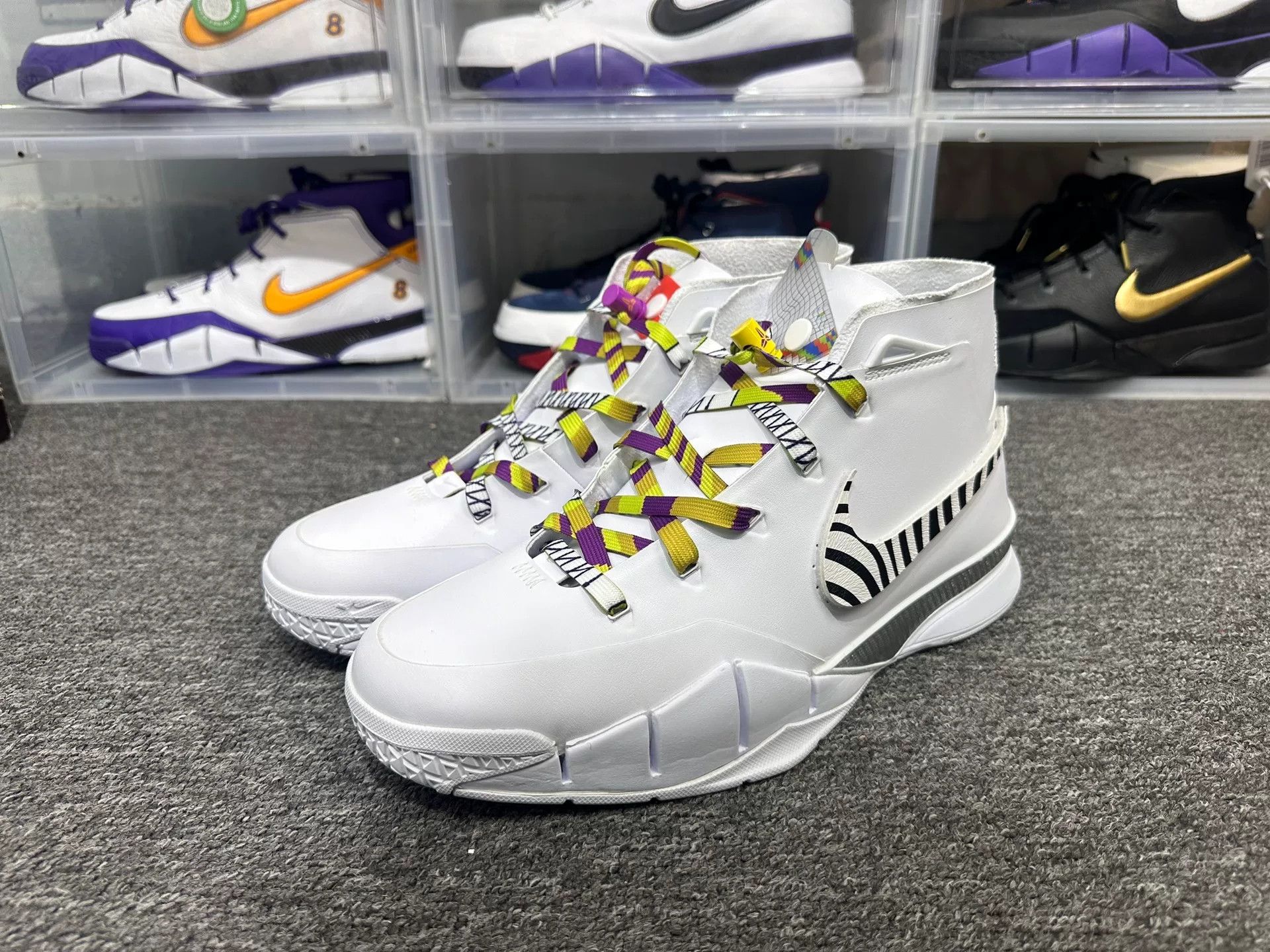 Nike Nike KOBE White Lowtop Sneakers 13 Men Size US 13 / EU 46 - 1 Thumbnail