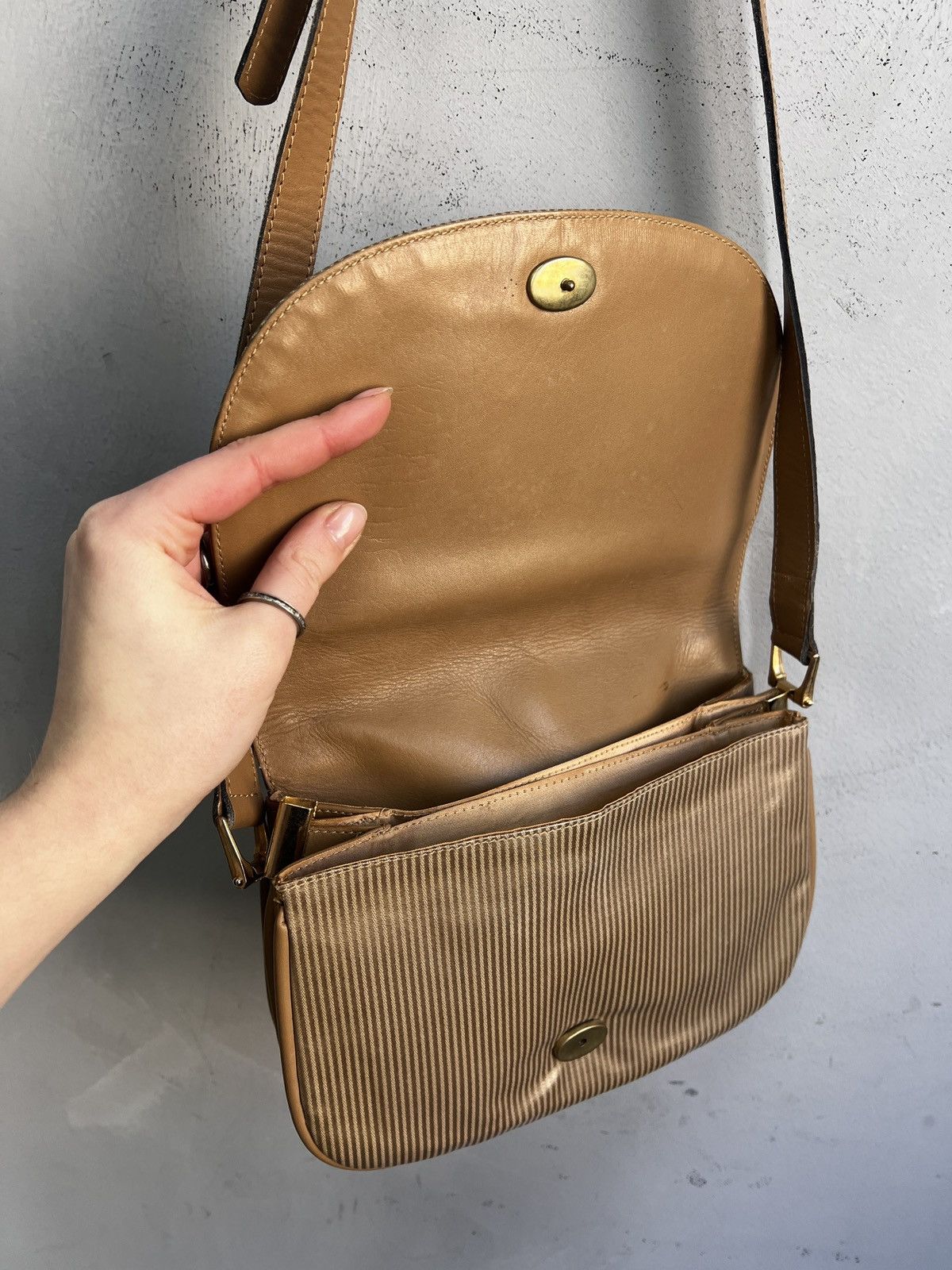 Yves Saint Laurent Beige Yves Saint Laurent Shoulder Bag Vintage 90s Size ONE SIZE - 8 Thumbnail