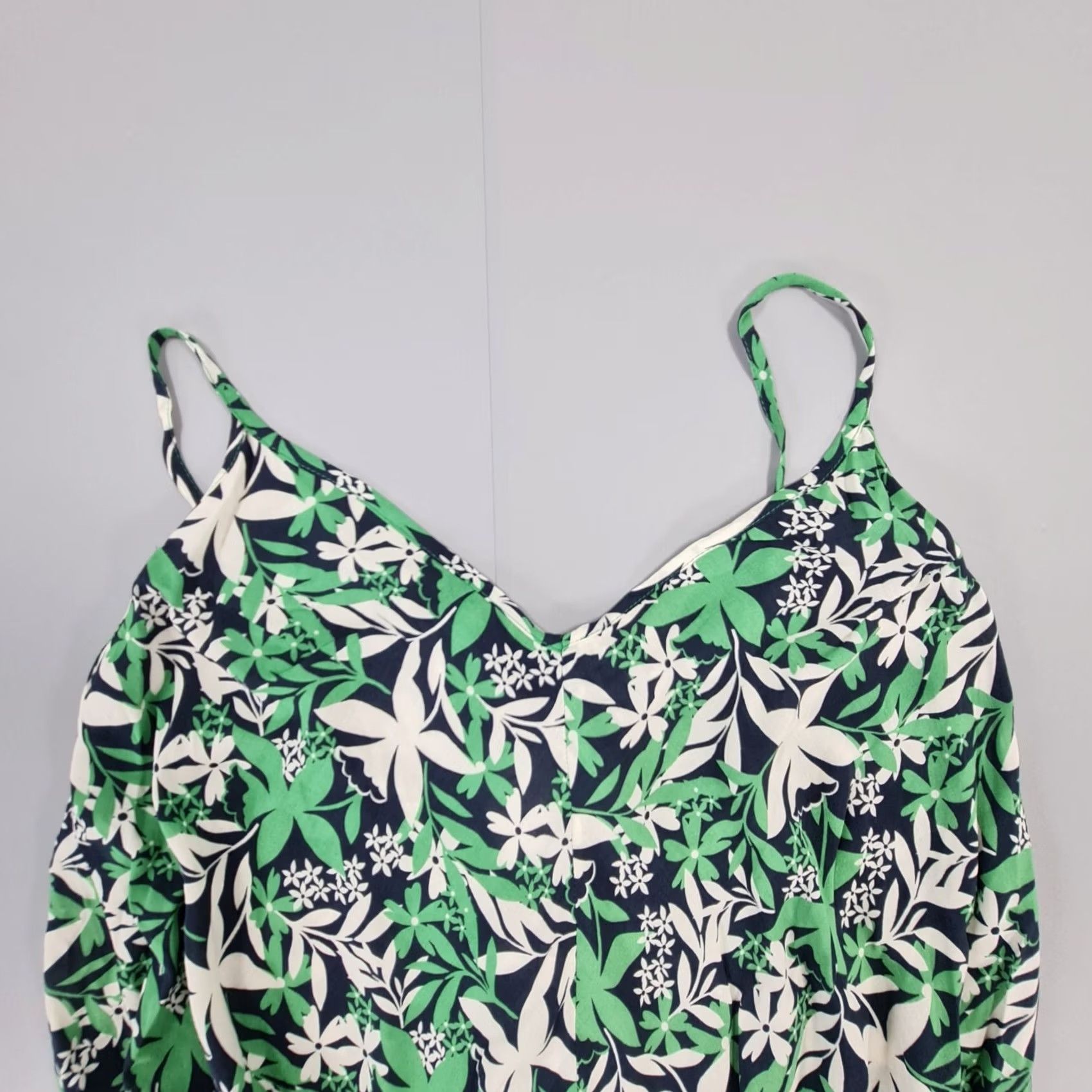 Velvet VINTAGE? No. (Note: Original is not vintage) Velvet by Graham & Spencer Womens Dress Sleeveless V-Neck Floral Midi Challis XS Green Size XS / US 0-2 / IT 36-38 - 4 Thumbnail