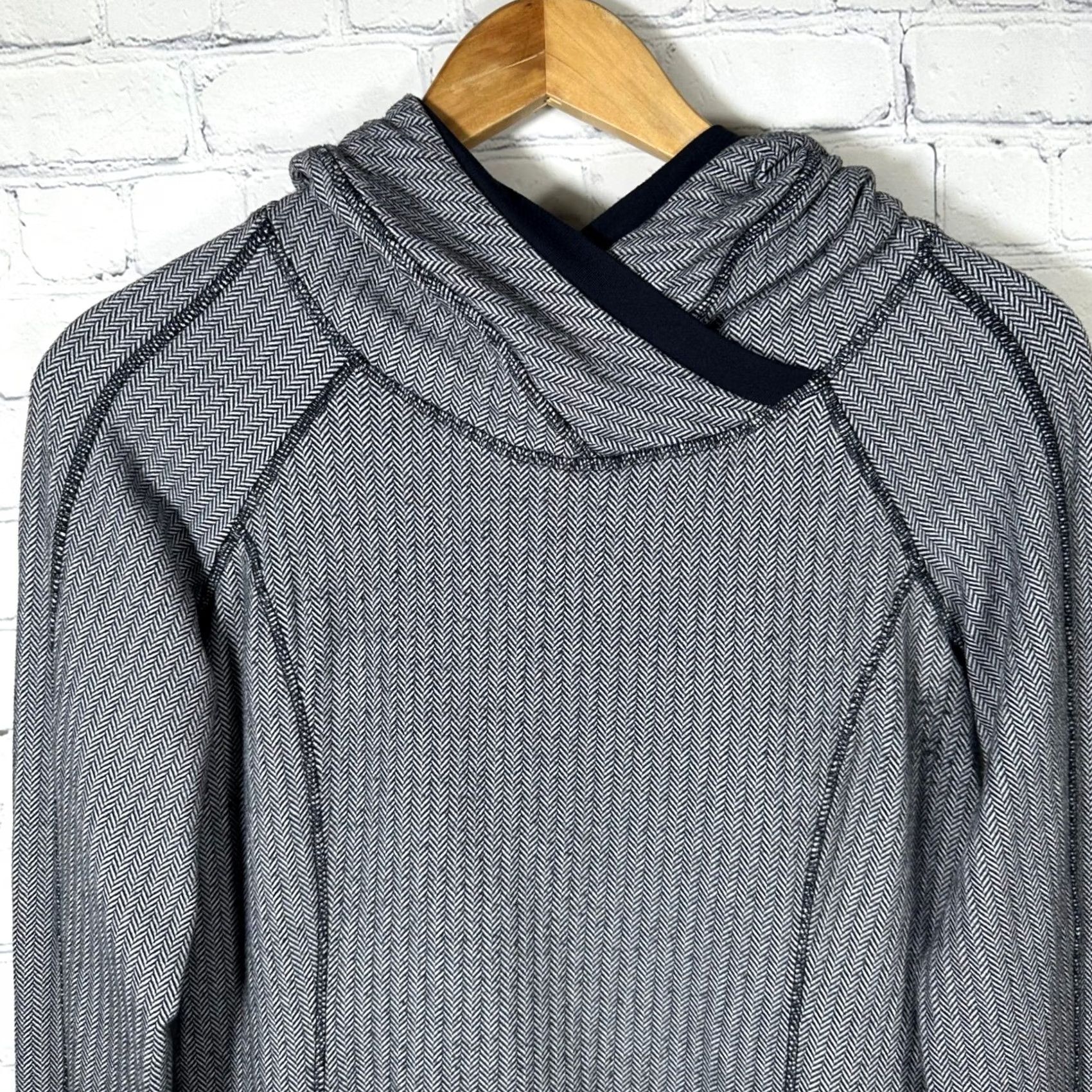 Lululemon VINTAGE? No — Lululemon Think Fast Hoodie Shirt Women 6 Black Herringbone Pullover Zip Pocket Hooded Cowl Neck Raglan Long Sleeve Size M / US 6-8 / IT 42-44 - 2 Thumbnail
