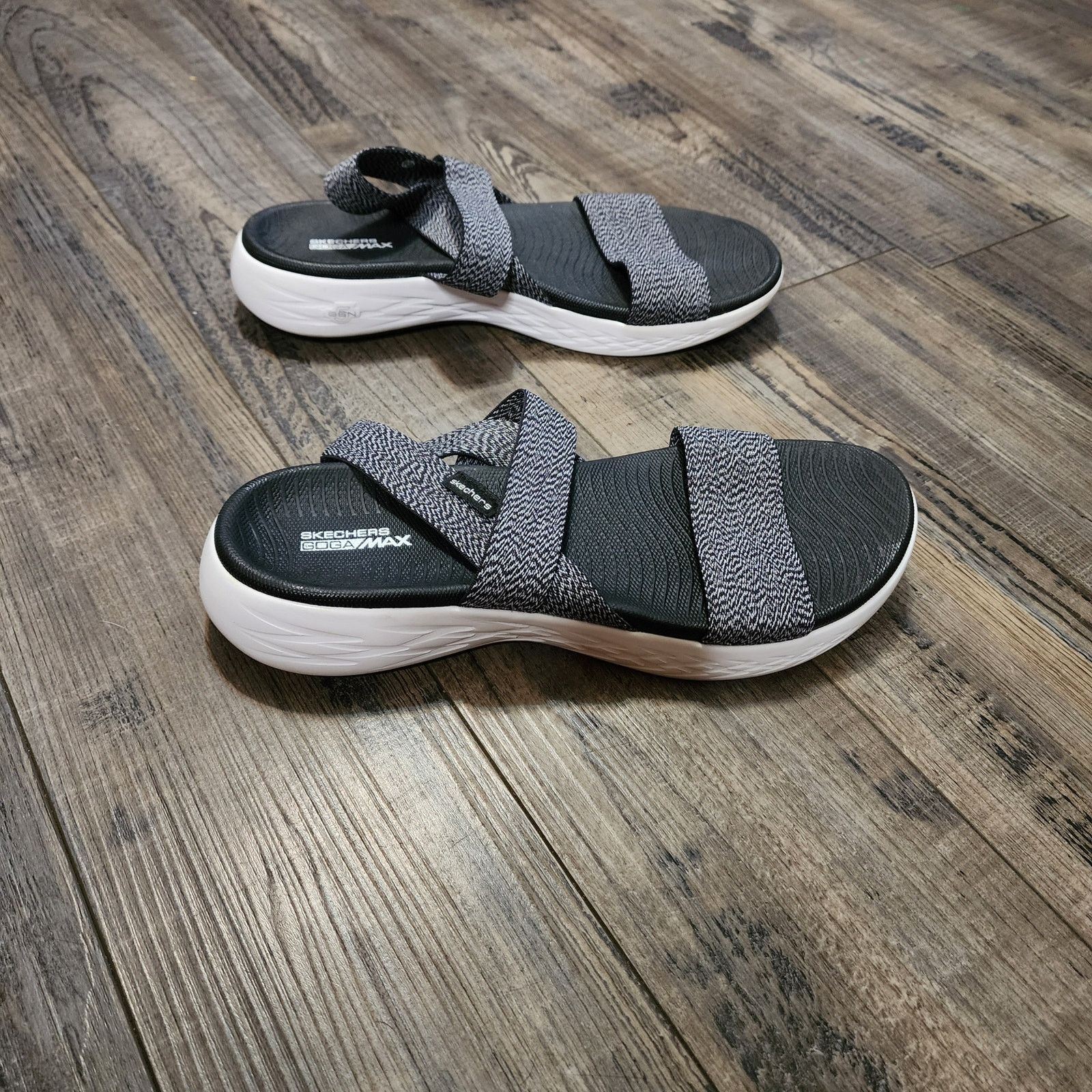 SKECHERS Skechers Goga Max Black & White Elastic Sandals Women's 9 Size US 9 / IT 39 - 2 Thumbnail