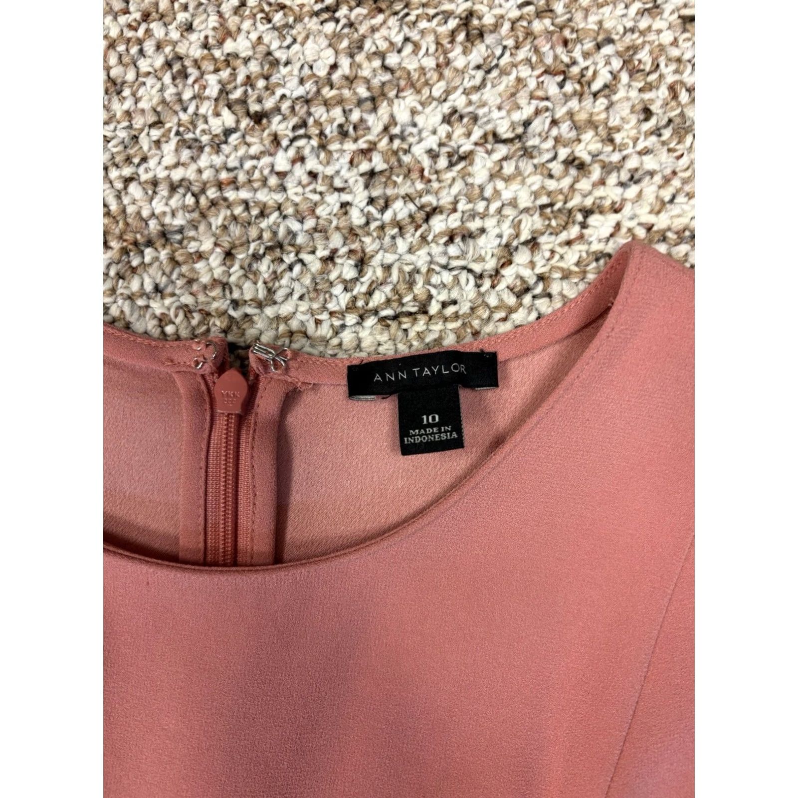 Vintage Ann Taylor Top Salmon Sleeveless Shirt Full Zip Back Women’s Size 10 Shirt Womens Size 10 Salmon Full Zip Sleeveless Back-Zip (Pre-owned) Size L / US 10 / IT 46 - 2 Thumbnail