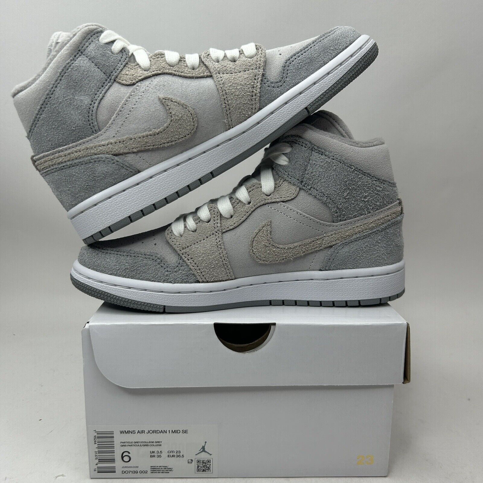 Jordan Brand Nike Air Jordan 1 Mid SE WMNS “Particle Grey/Fleece” 2023 Size US 6 / IT 36 - 3 Thumbnail