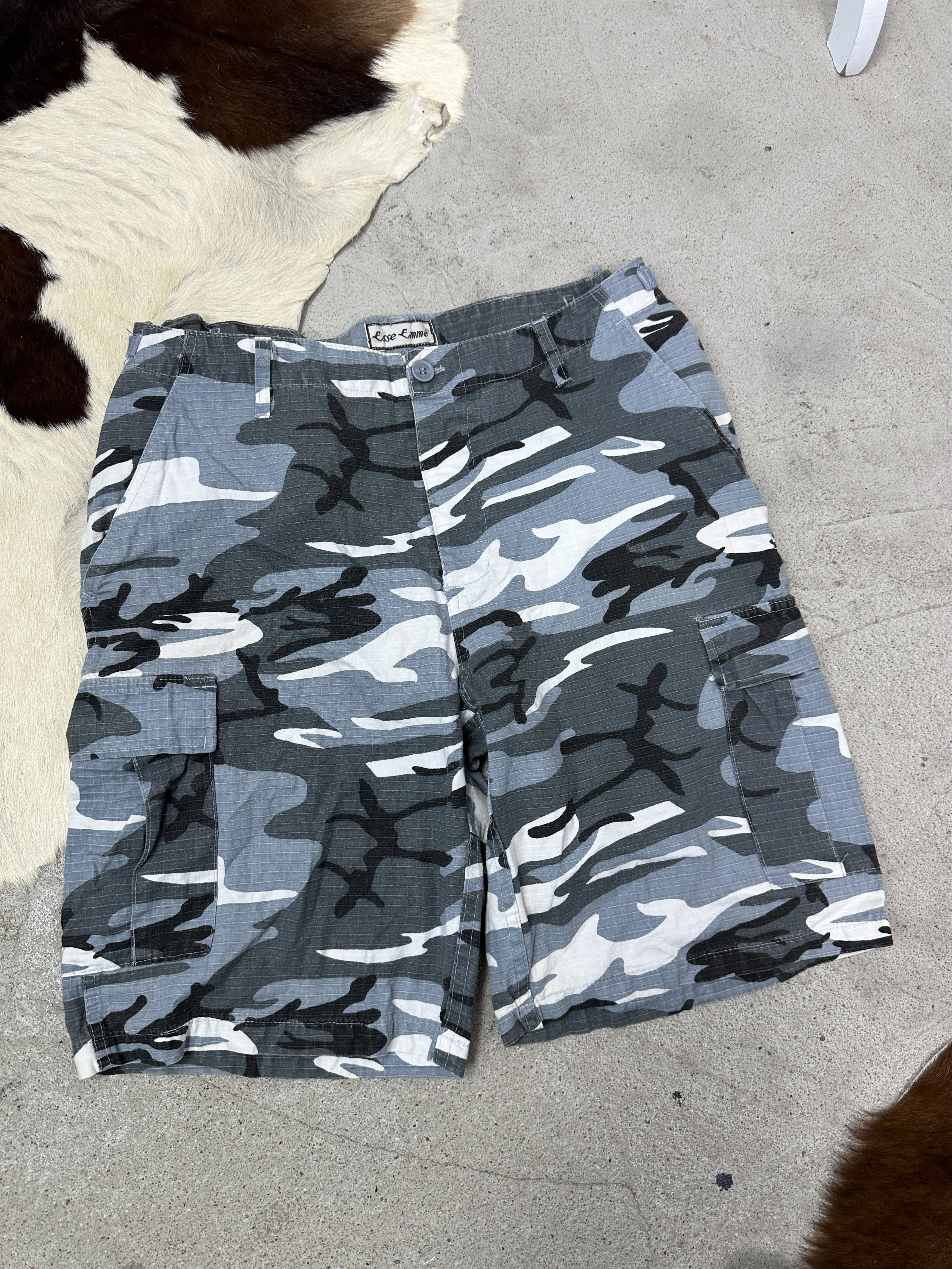 Vintage Vintage Streetwear Sporty Cargo Urban Camo Shorts Y2K Size US 33 - 1 Thumbnail