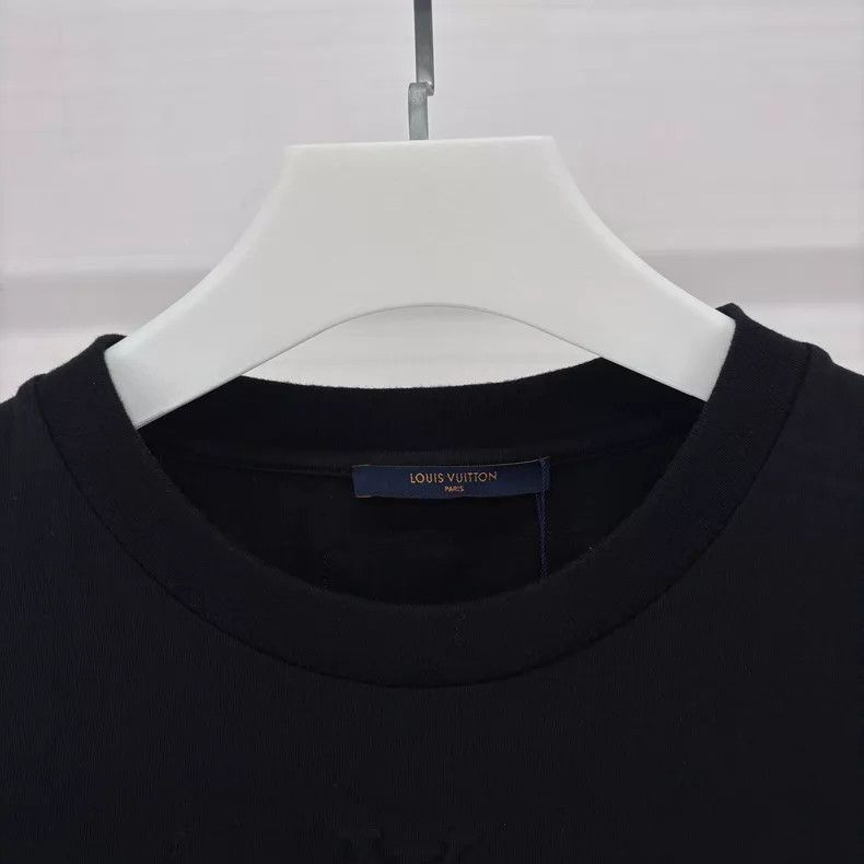 Louis Vuitton Louis Vuitton Black Embossed Logo T-Shirt Size US M / EU 48-50 / 2 - 3 Thumbnail