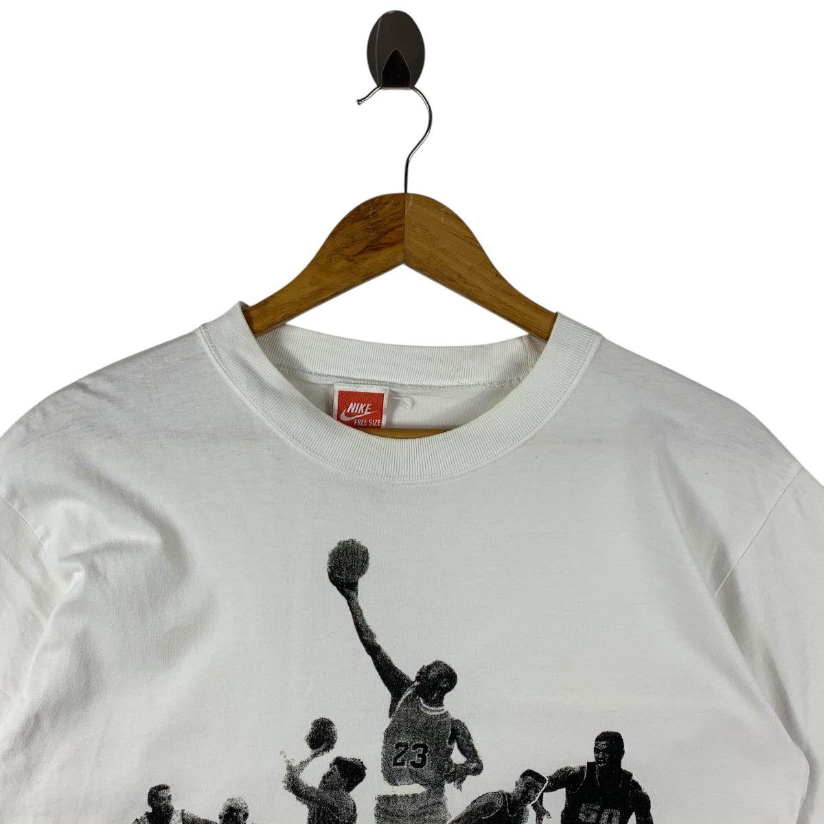 Nike Vintage NIKE bball just do it barcelona spellout printed tee Size US M / EU 48-50 / 2 - 2 Thumbnail