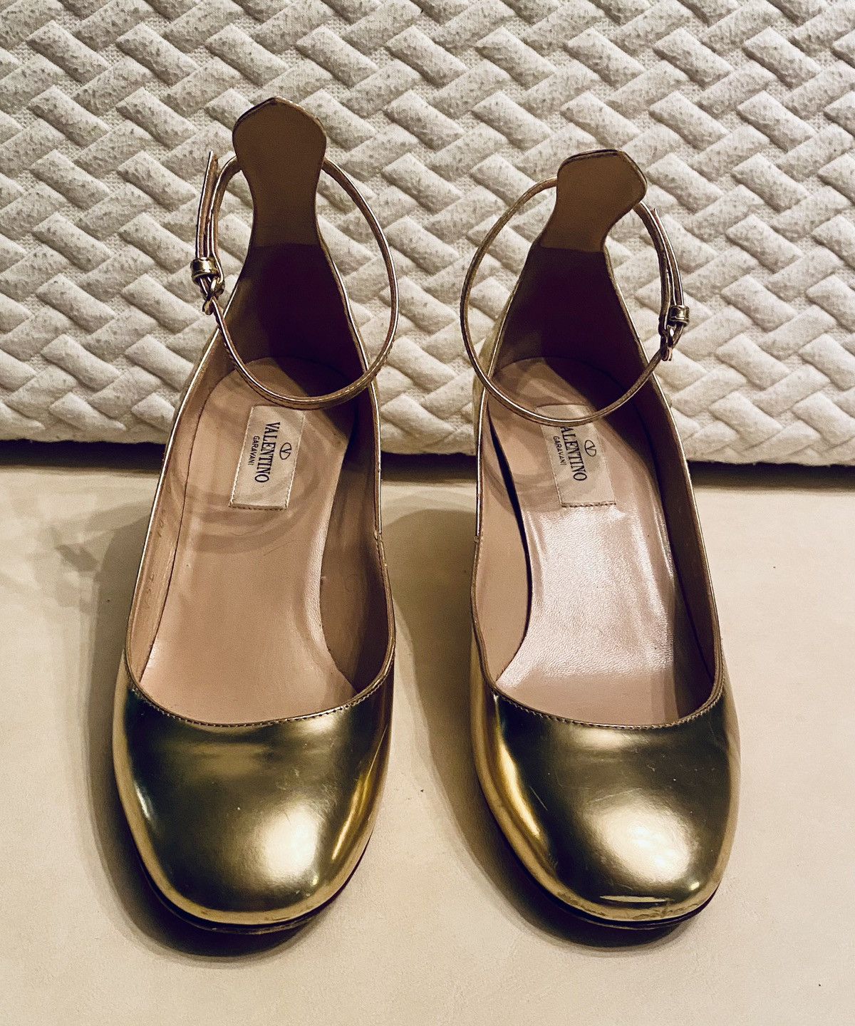 Valentino VALENTINO GARAVANI 🇮🇹 Tan-go Metallic Gold Leather Pumps 37 Size US 7 / IT 37 - 4 Thumbnail