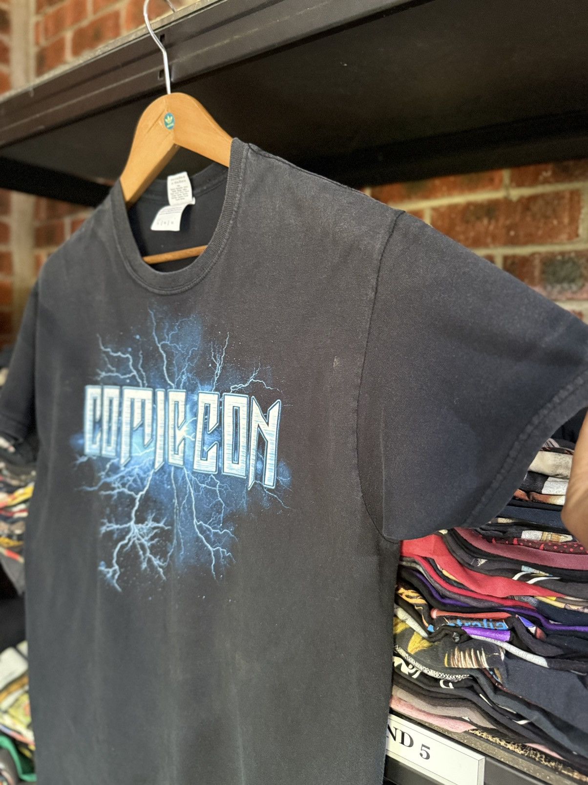 Optic Gaming Thrashed Vintage Comic Com Wizard World Lighting Sun Faded T Size US L / EU 52-54 / 3 - 6 Thumbnail