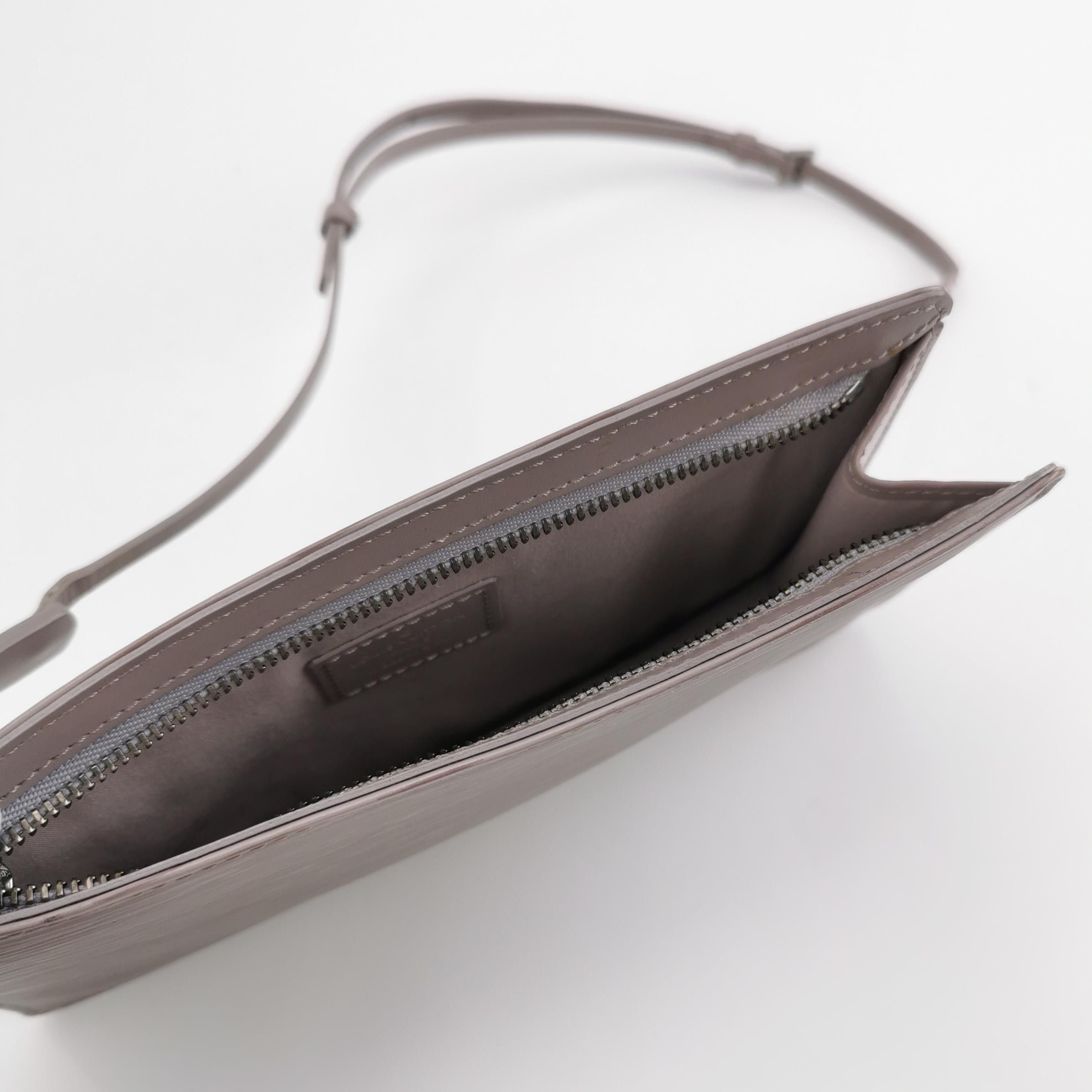 Louis Vuitton Louis Vuitton (LV) Rochelle leather solid color water rippl Size ONE SIZE - 1 Thumbnail