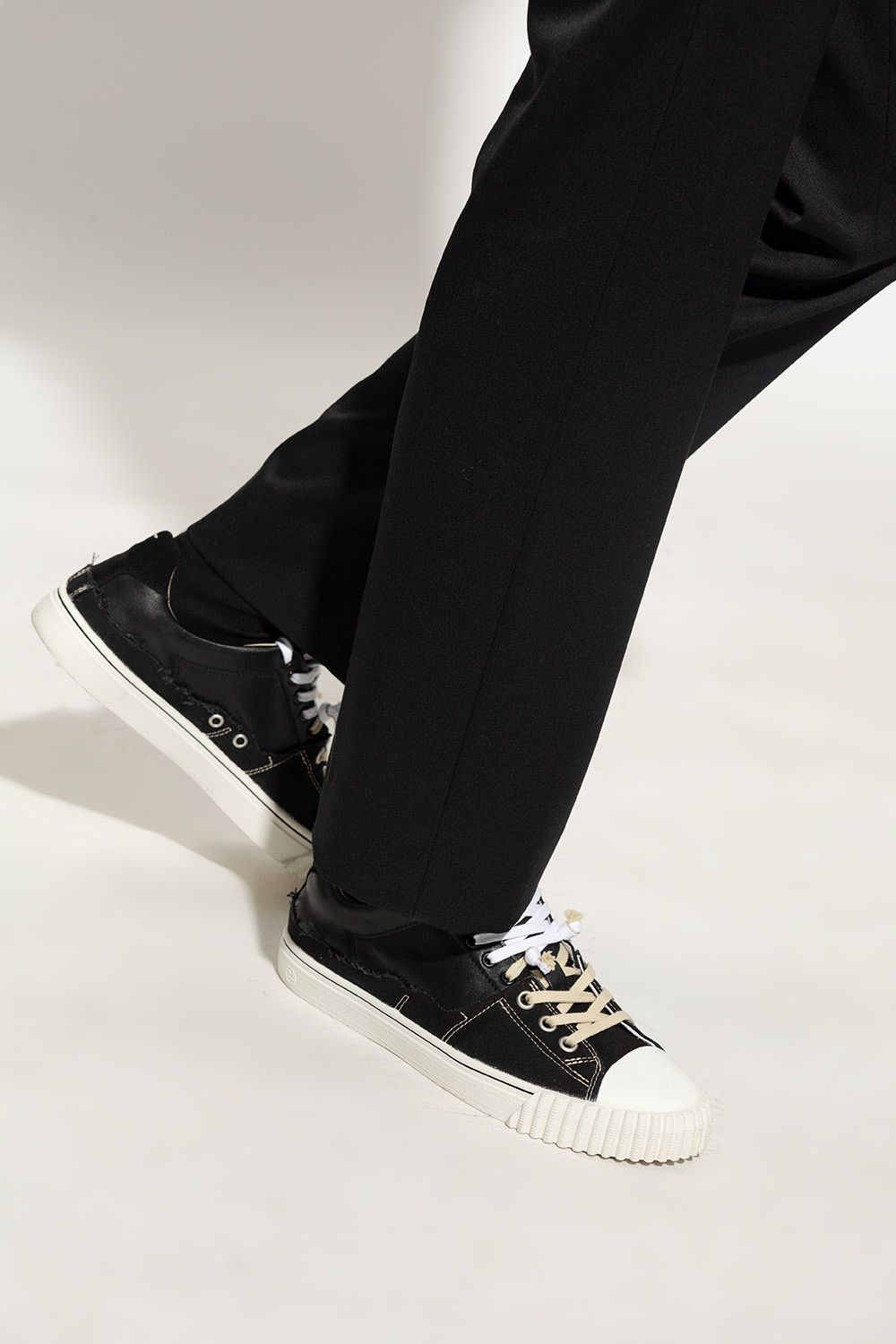 Maison Margiela o1w1db10425 Low-Top Sneakers in Black Size US 7 / EU 40 - 2 Thumbnail