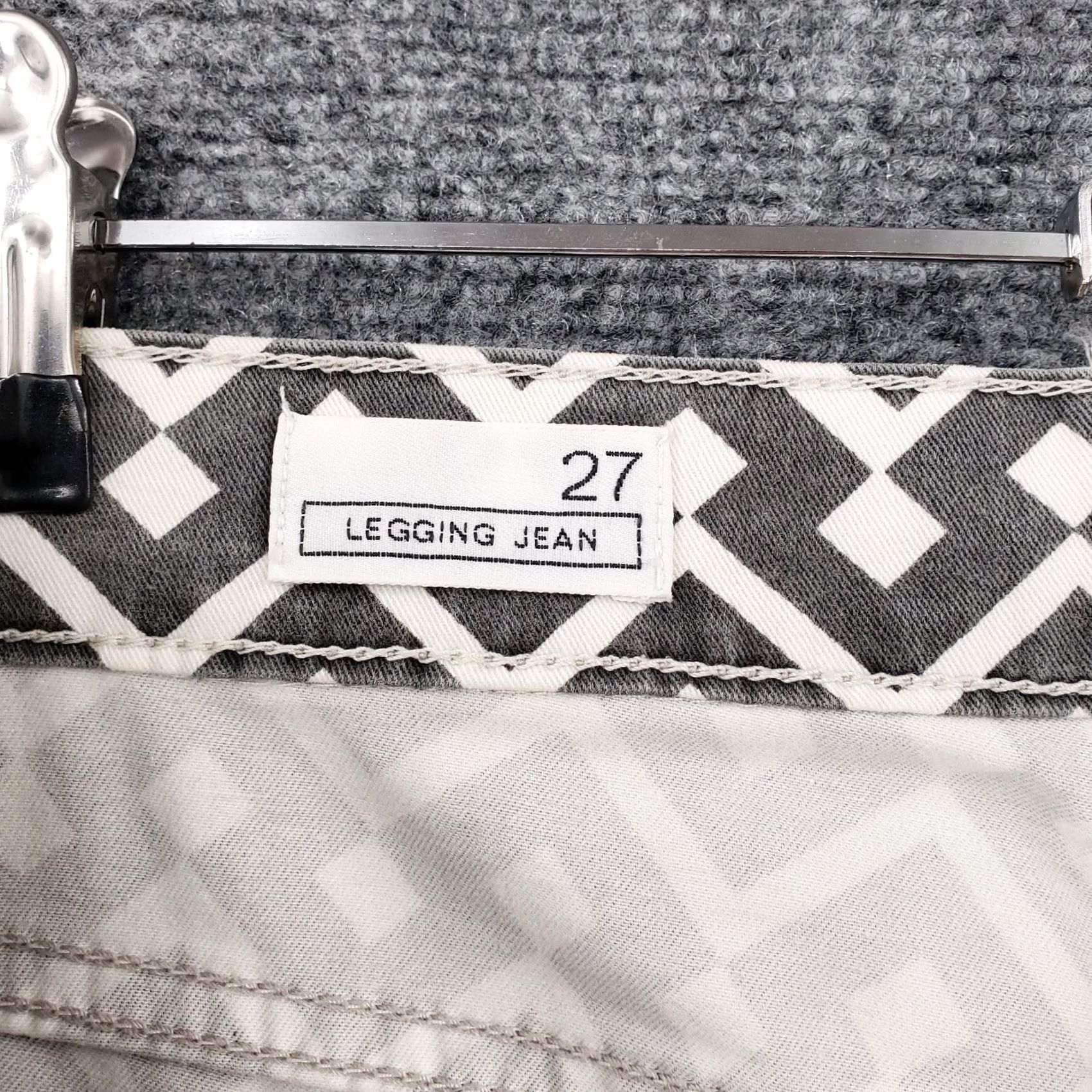Gap Gap Jeans 1969 Mid-Rise Jegging Geometric Rinse Black White Denim Womens Size 27 Short Description: Vintage? No Size 27" / US 4 / IT 40 - 4 Thumbnail