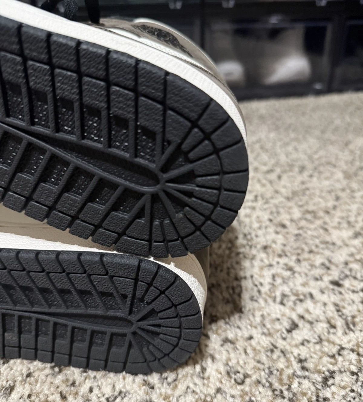 Jordan Brand Size 9.5- Jordan 1 Retro OG High Dark Mocha 555088-105 won Size US 9.5 / EU 42-43 - 14 Thumbnail