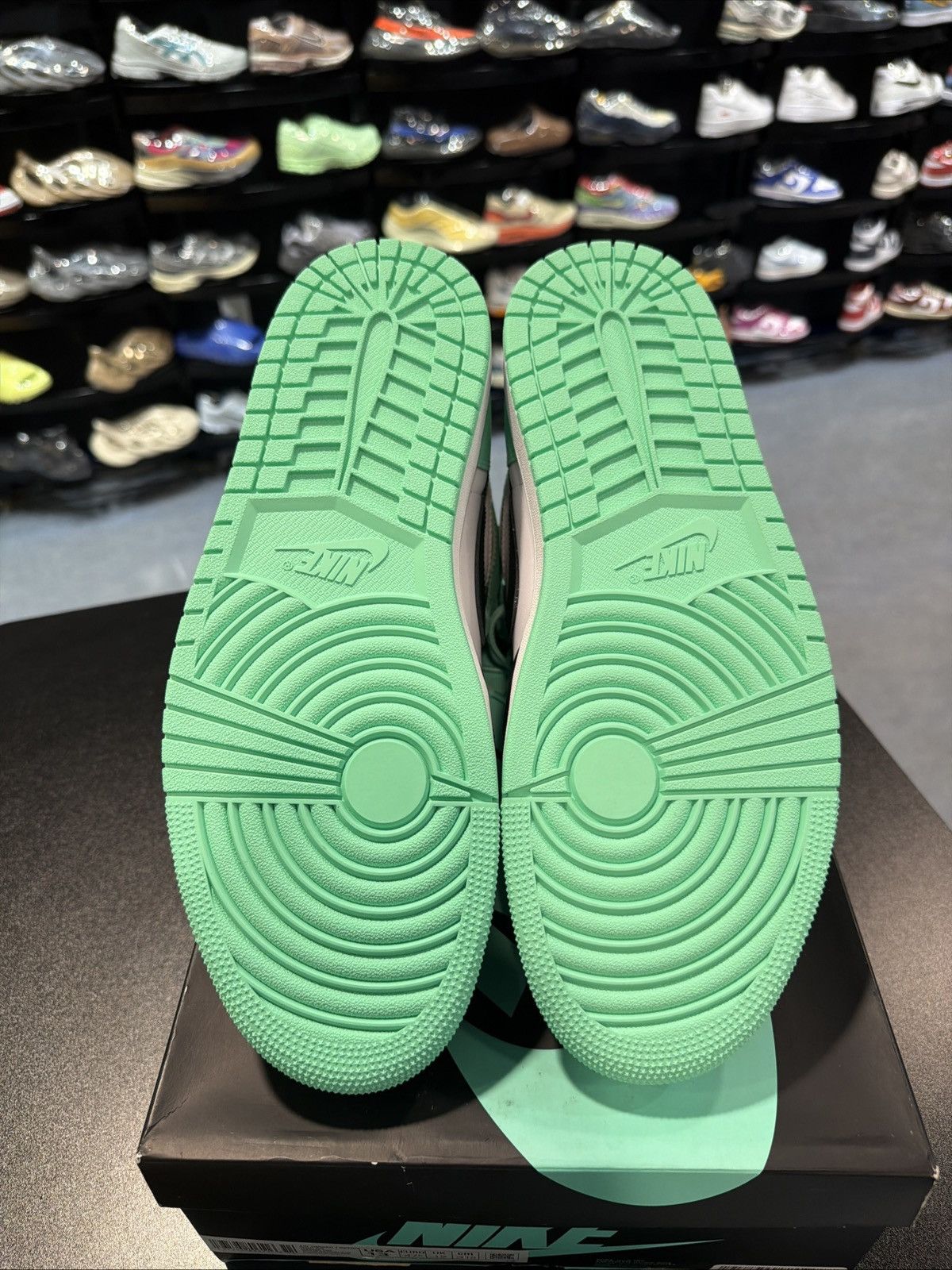 Jordan Brand Jordan 1 high size 13 green glow brand new quick shipp Size US 13 / EU 46 - 16 Thumbnail