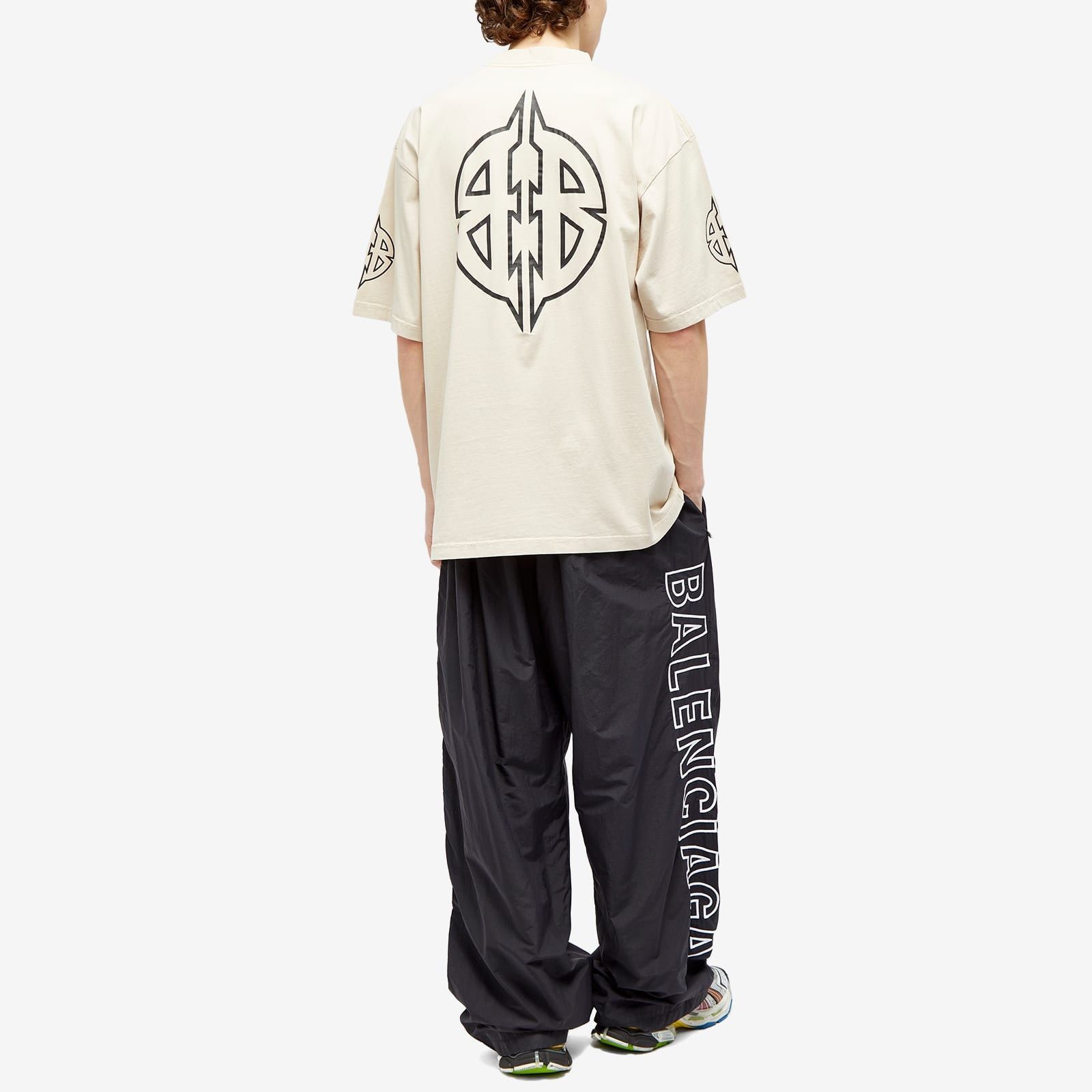 Balenciaga o1srvl11e0825 Metal BB Medium Fit T-Shirt in Beige Size US XL / EU 56 / 4 - 4 Thumbnail