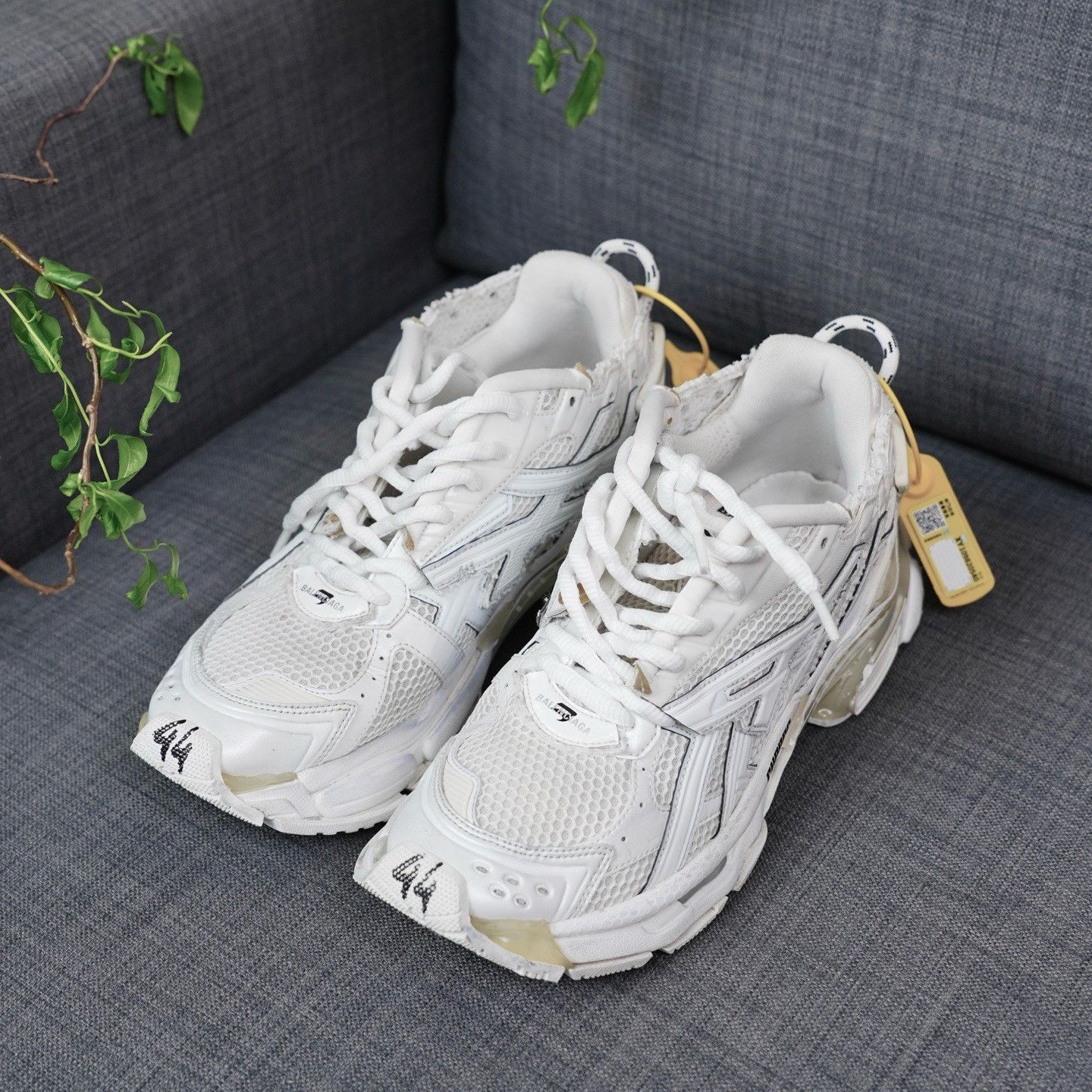 Balenciaga Balenciaga Running White Lowtop Sneakers 11 Men Size US 11 / EU 44 - 1 Thumbnail