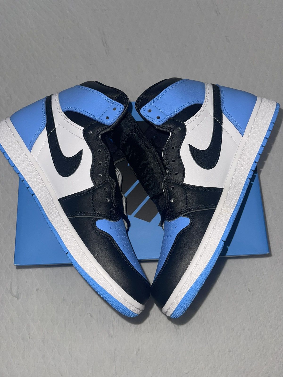 Jordan Brand Air Jordan 1 Retro High OG UNC TOES DS Size US 10.5 / EU 43-44 - 4 Thumbnail