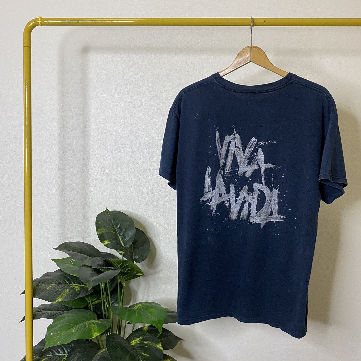 Band Tees × Vintage Vintage 2000s Coldplay English Rock Band Viva La Vida Album Size US L / EU 52-54 / 3 - 5 Thumbnail