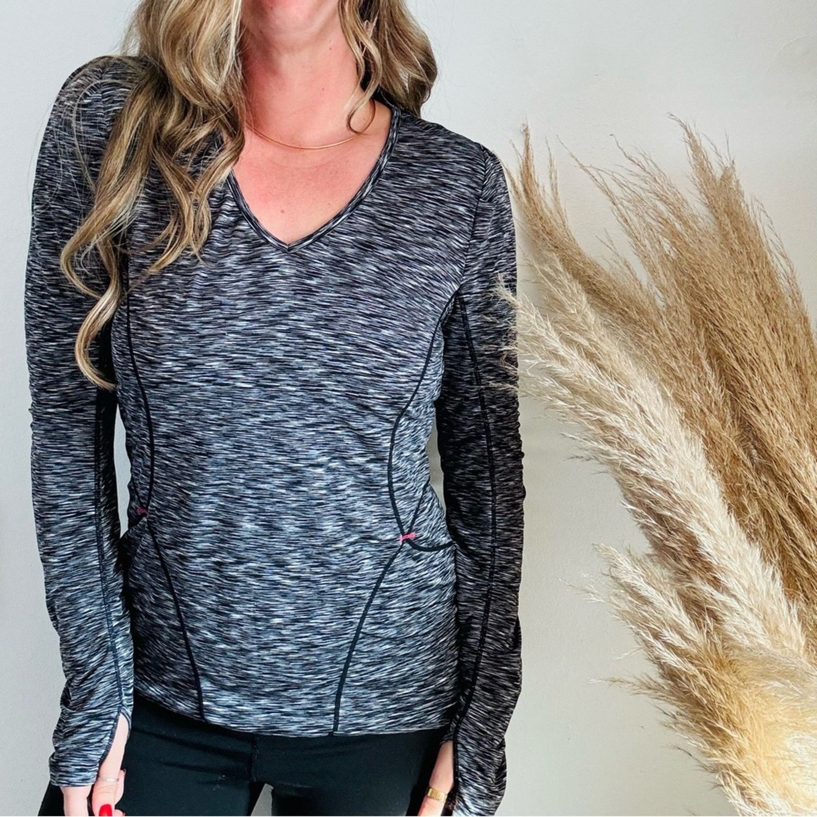 Athleta ATHLETA Black Grey White Long Sleeve VNeck Workout Shirt Top Size S / US 4 / IT 40 - 14 Thumbnail