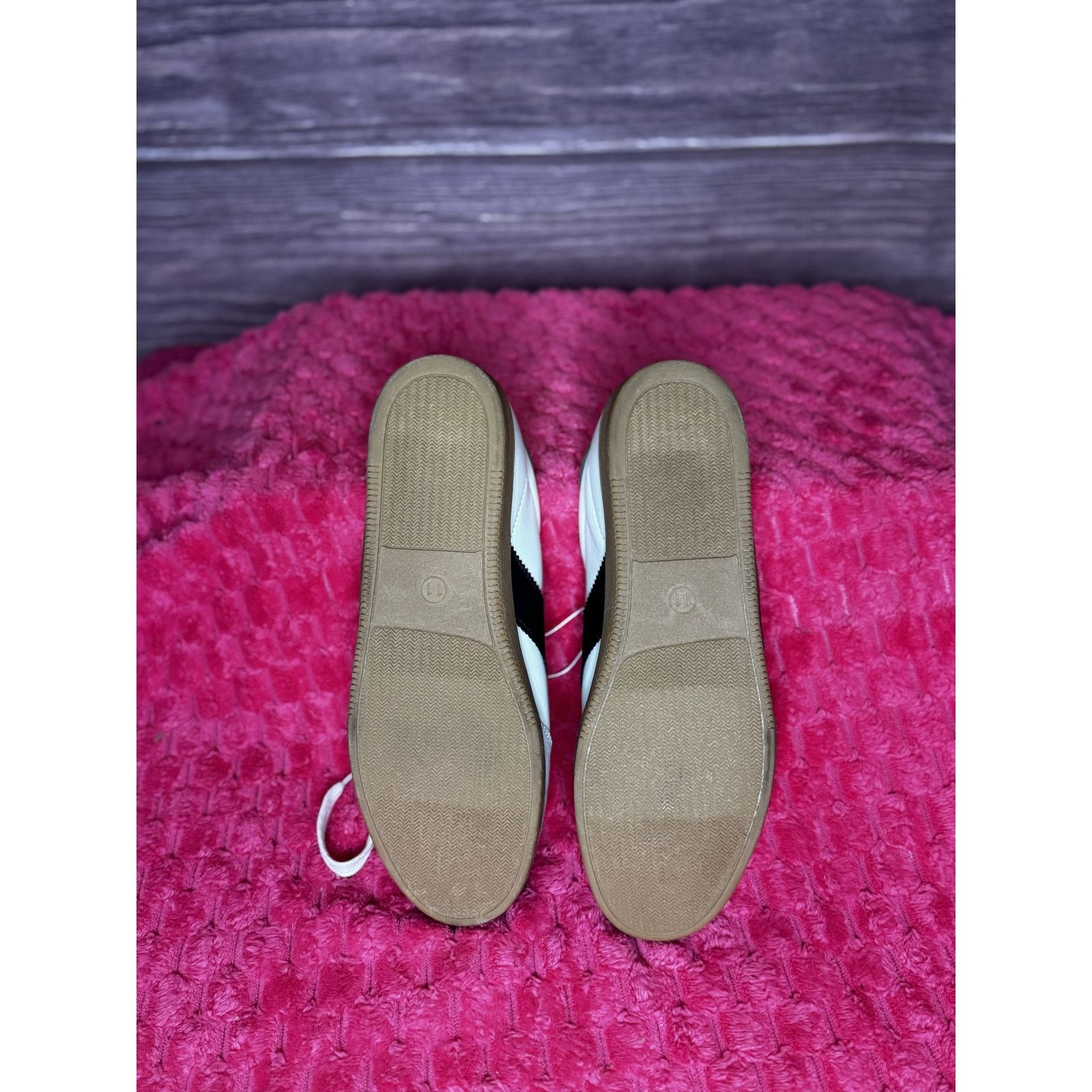 Target Basics Universal Thread Women's Size 11 Sneakers w/ Memory Foam Size US 11 / IT 41 - 6 Thumbnail