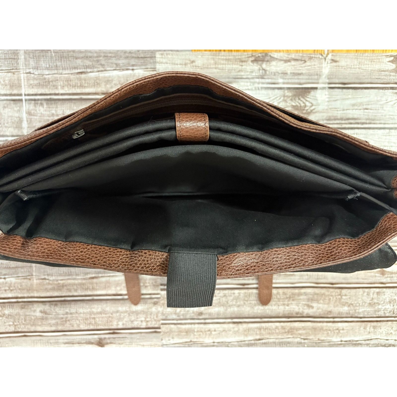 Beckett Simonon Gaston Pebble Leather Messenger Bag Color Da in Brown, Men's — image 3 of 6