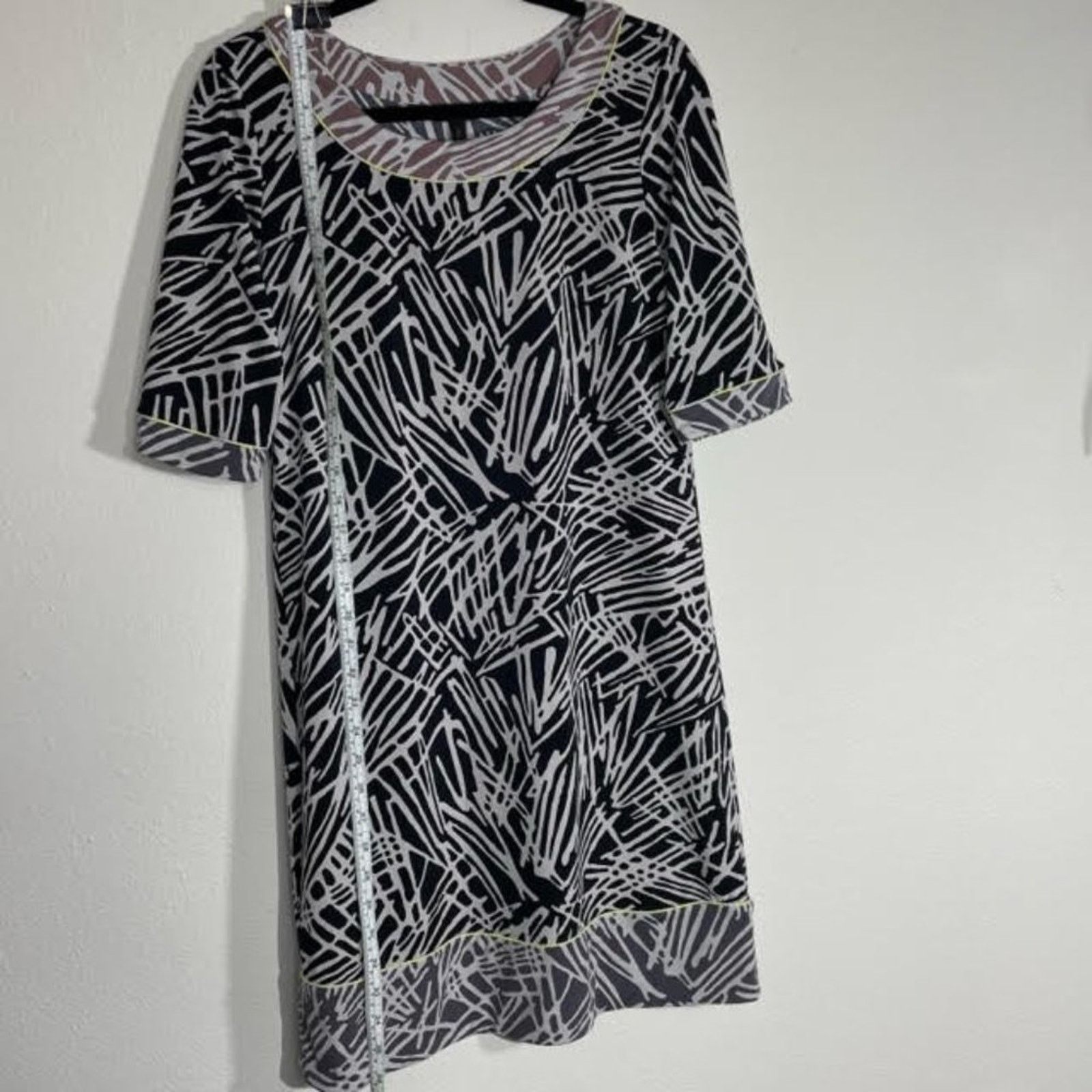 Other BCBGMaxAzria Black White Abstract Shift Dress Size M NWT Size M / US 6-8 / IT 42-44 - 2 Thumbnail