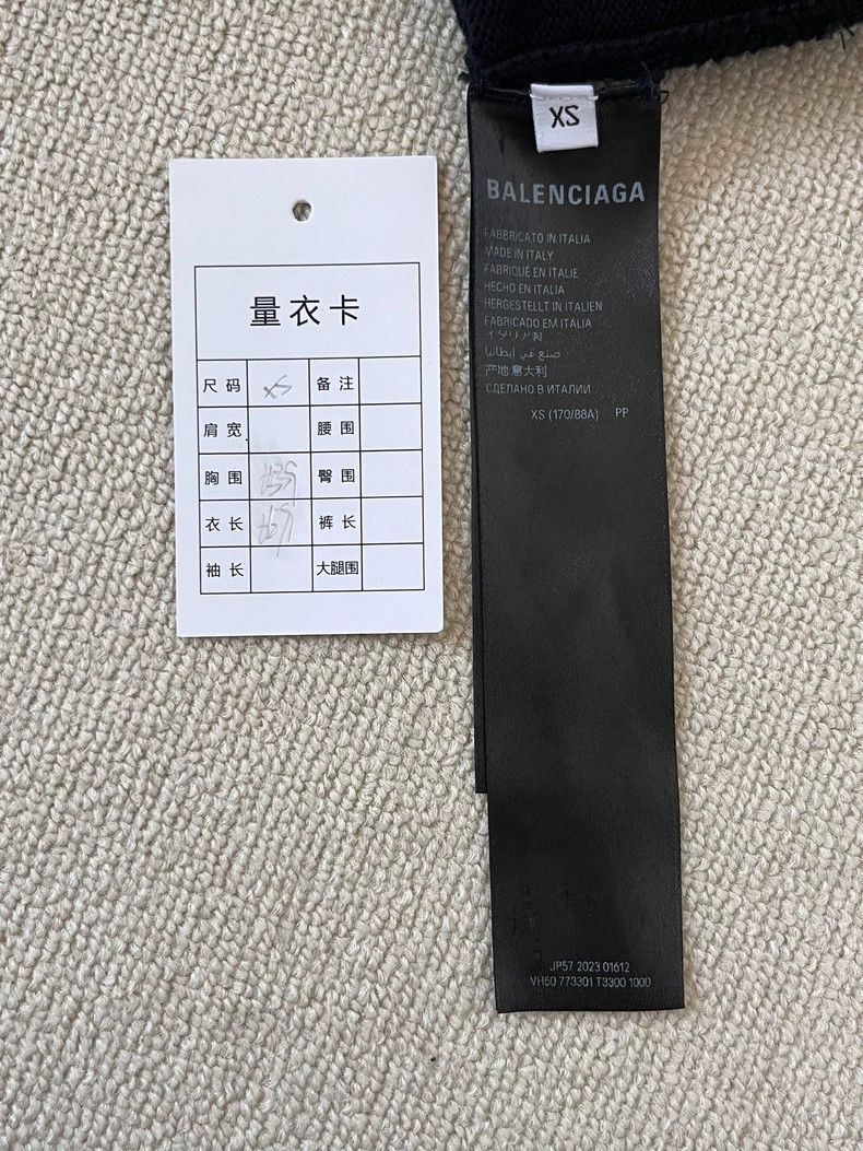 Balenciaga Balenciaga New Year Thick Sweater 2505-Nextarrow Size US XS / EU 42 / 0 - 5 Thumbnail