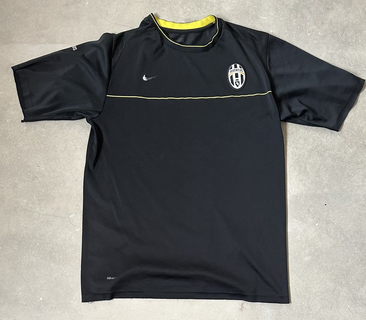Nike VINTAGE 08/09 JUVENTUS NIKE TRAINING JERSEY Size US M / EU 48-50 / 2 - 1 Thumbnail