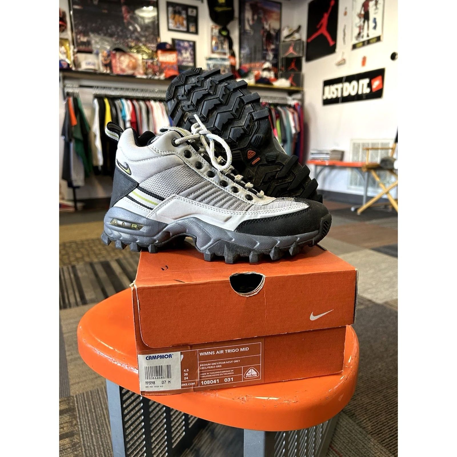 Nike VINTAGE Nike ACG WMNS Air Trio Mid Shoes Women’s 7 Medium Grey/Pear Neut 2001 Nike Air WMNS Shoes/Boots Women Size US 5 / IT 35 - 2 Thumbnail