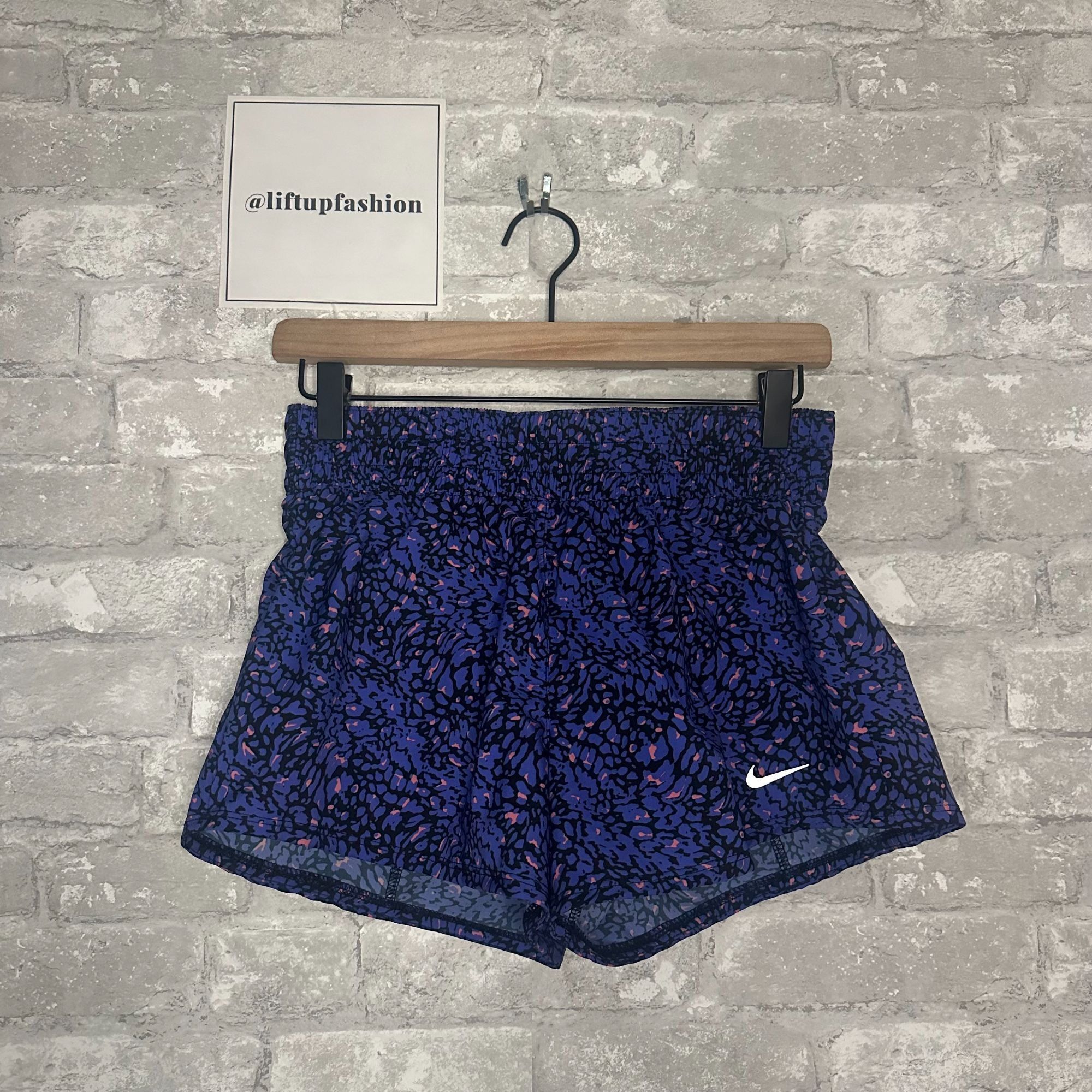 Nike Nike Women's One Dri-FIT Mid-Rise 3" Brief-Lined NWOT Small Size 28" / US 6 / IT 42 - 1 Thumbnail