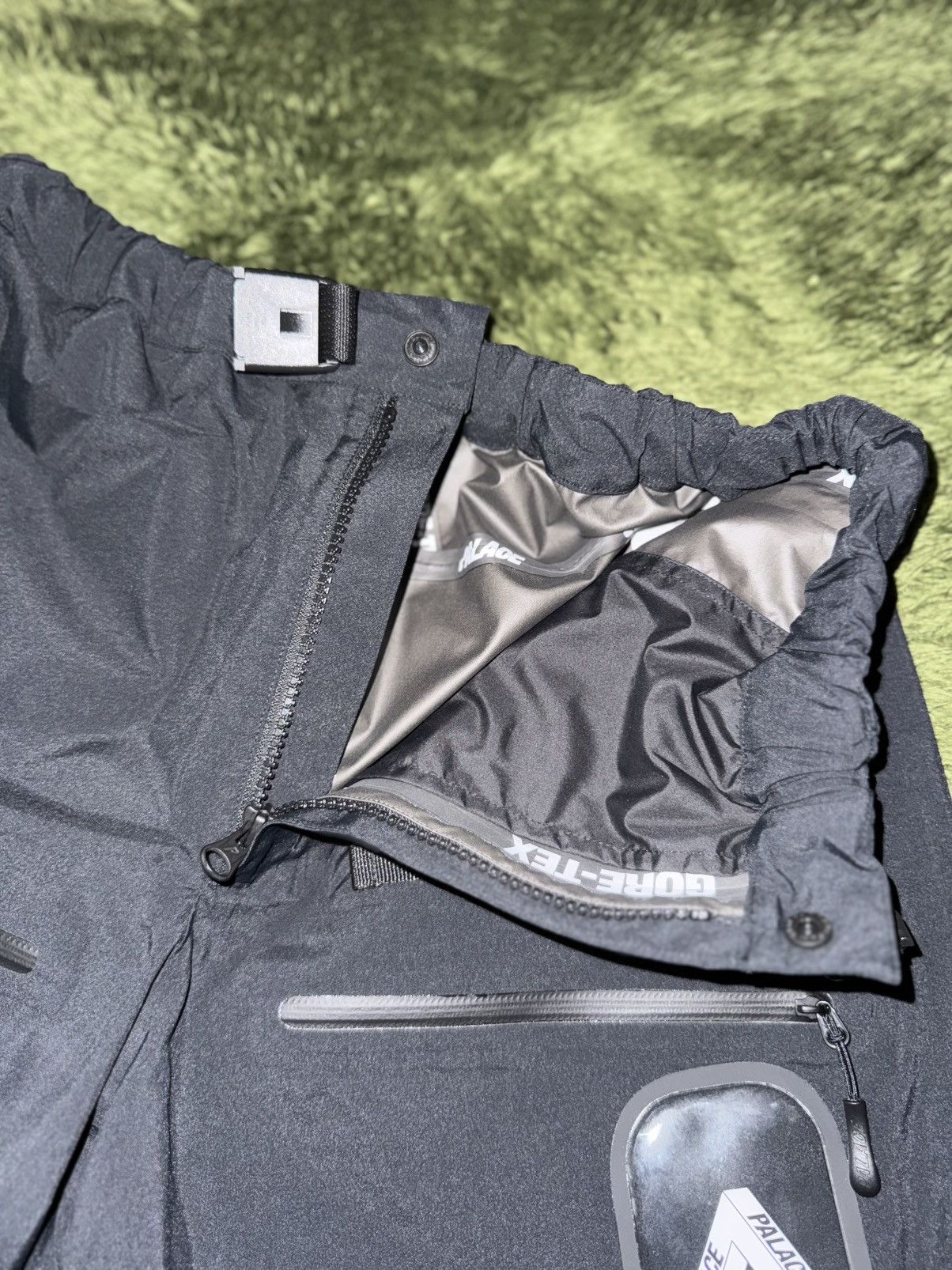 Palace [S] Palace Gore-Tex S-Tech Shorts Black 22SS Size US 32 / EU 48 - 3 Thumbnail