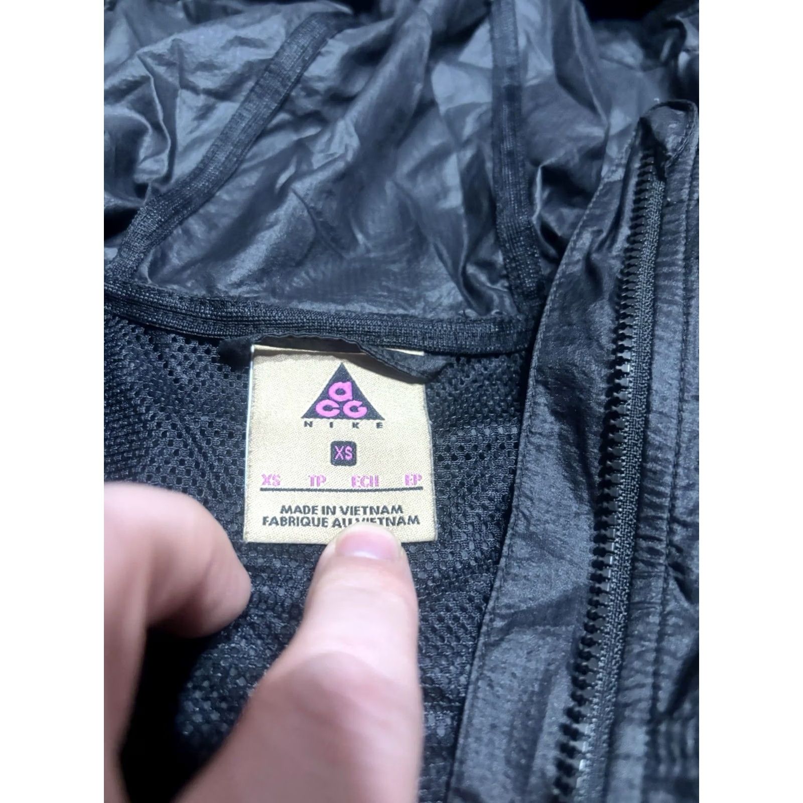 Nike VINTAGE? No. (But adaptively: Nike ACG Women's XS Black Packable Windbreaker Rain Jacket Running Light) Size XS / US 0-2 / IT 36-38 - 2 Thumbnail