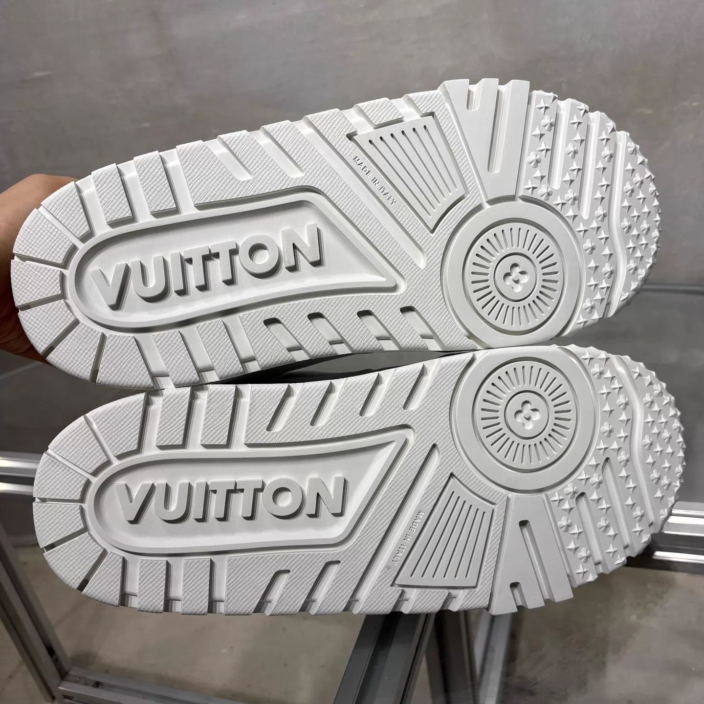 Louis Vuitton Louis Vuitton Trainer SKI White UK9.5/43.5 Size US 10.5 / EU 43-44 - 7 Thumbnail