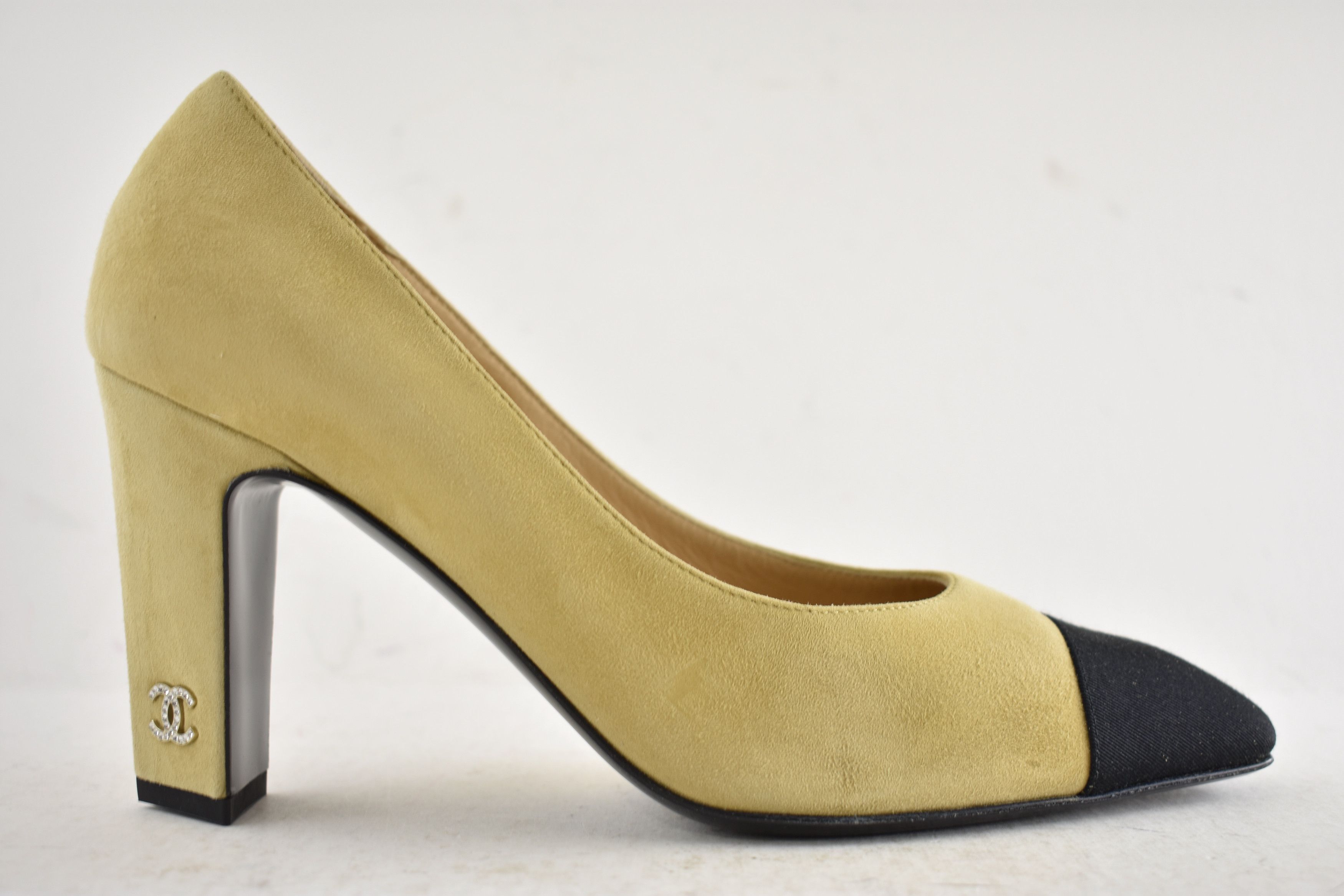 Chanel 25A Suede Black Square CC Crystal Logo Heel Of Fame Pump 39 Size US 9 / IT 39 - 2 Thumbnail