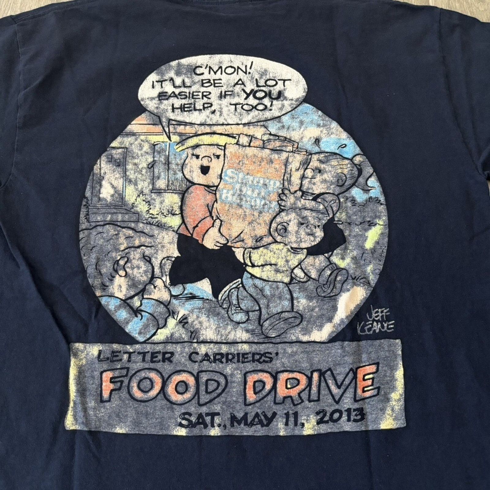 Gildan Jeff Keane Food Drive Men’s Medium Tan Cotton Pocket Tee Size US M / EU 48-50 / 2 - 2 Thumbnail