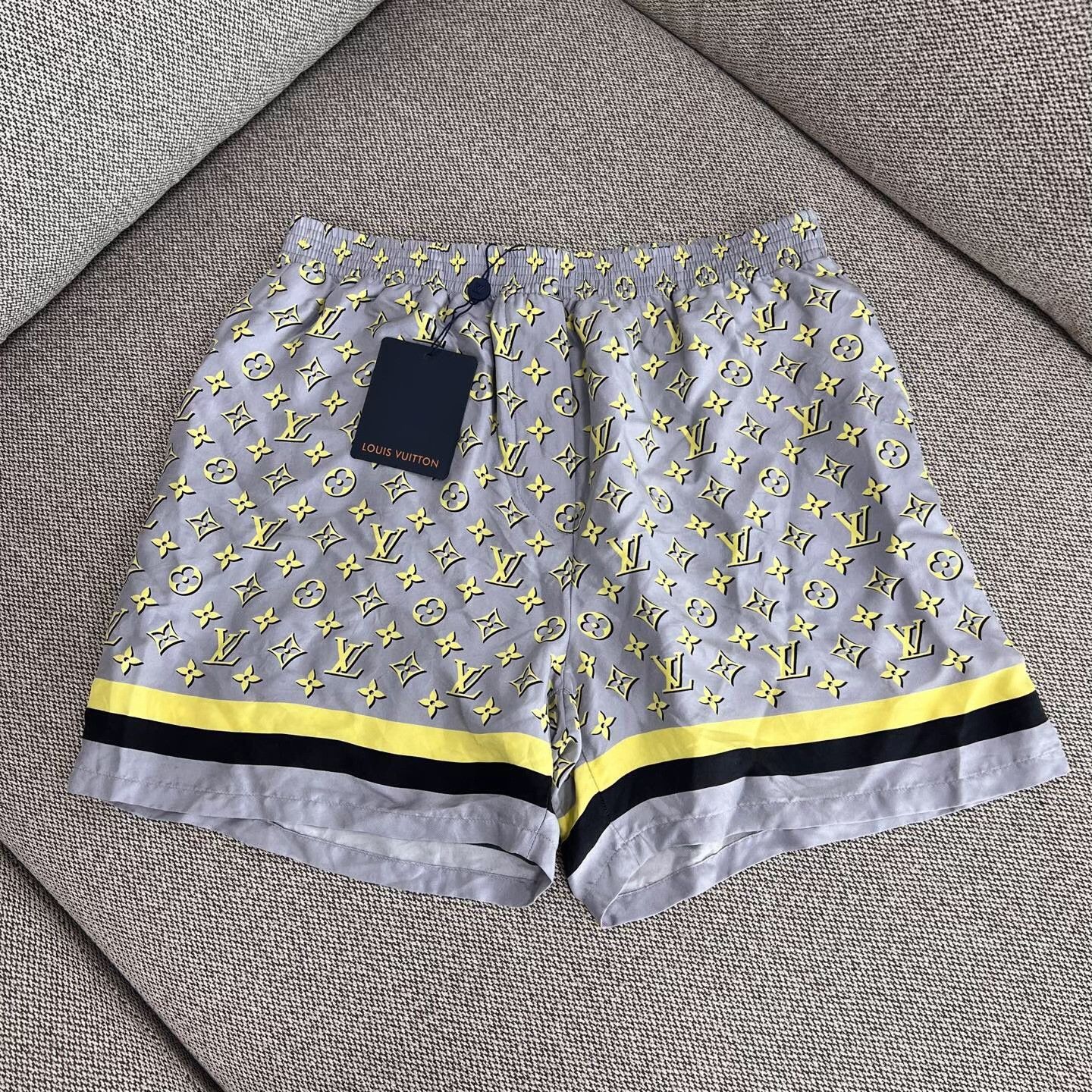 Louis Vuitton Louis Vuitton Silk Blue Shorts 36 Men Size US 36 / EU 52 - 1 Thumbnail