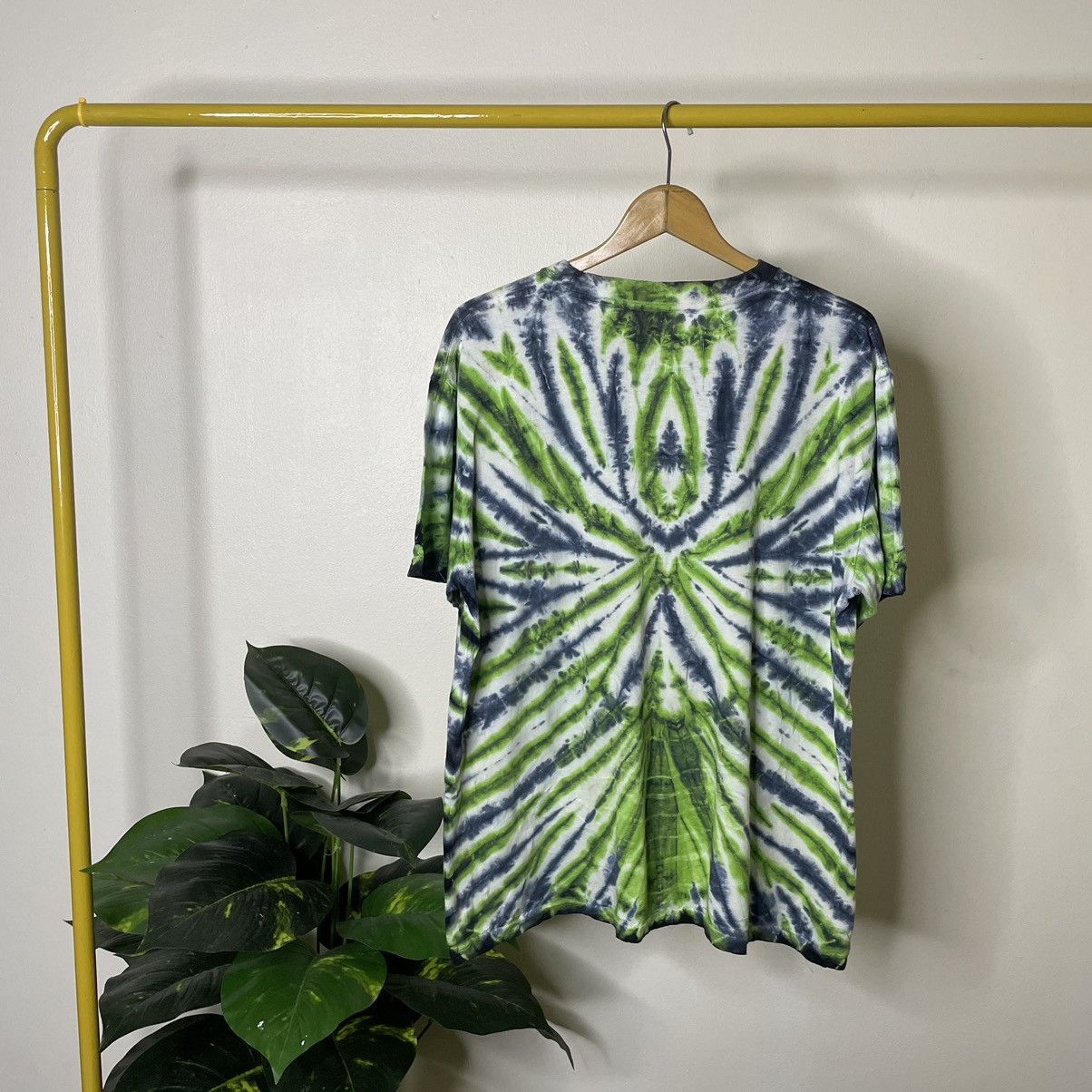 Vintage Vintage 2000s Tie Dye Spiral Streetwear T Shirt Size US XL / EU 56 / 4 - 4 Thumbnail