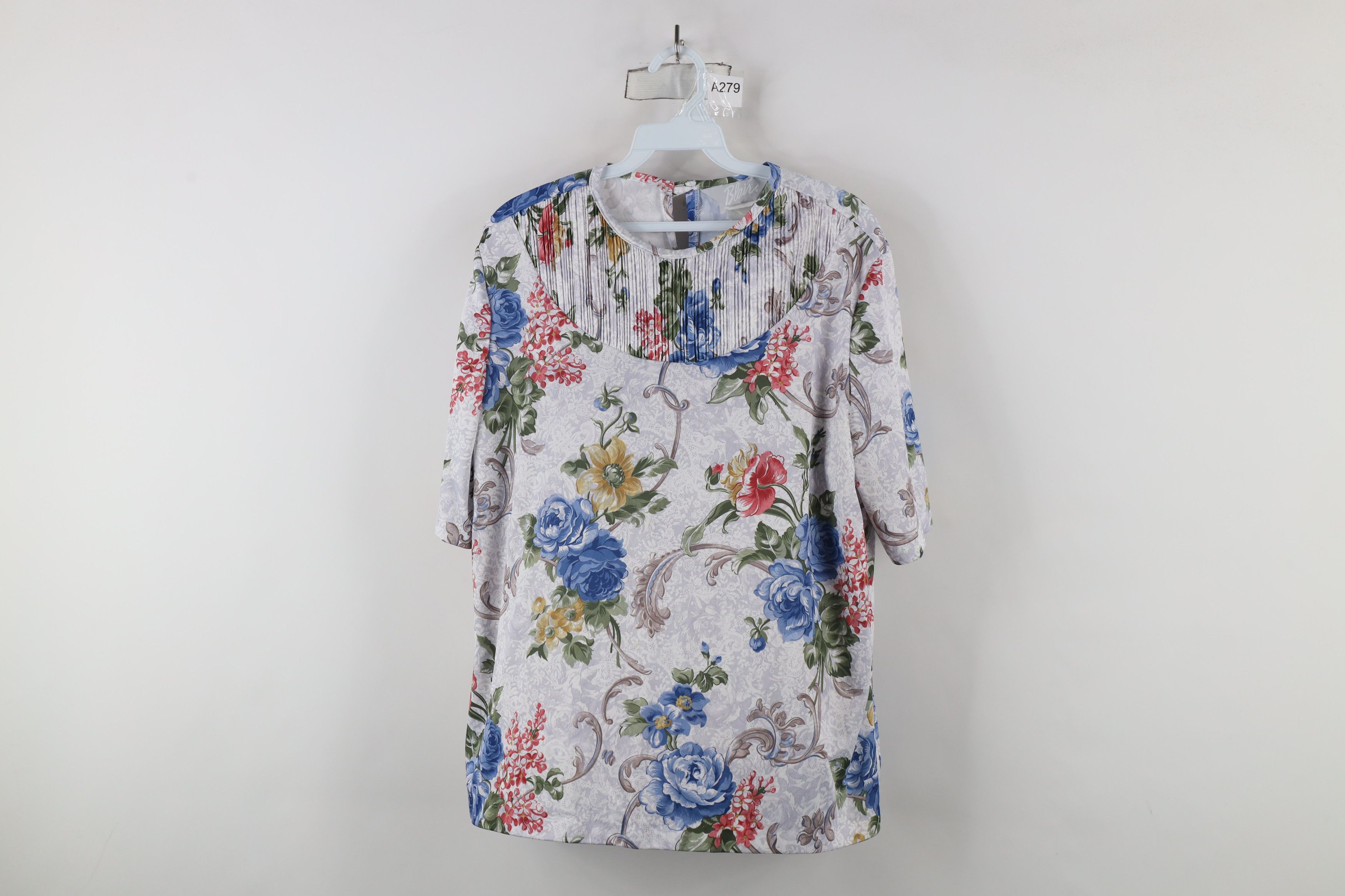 Vintage Vintage 90s Streetwear Flower Button Back T-Shirt USA Size L / US 10 / IT 46 - 1 Thumbnail