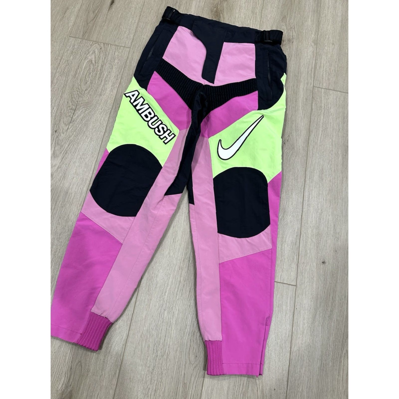 Nike Nike Wmns x Ambush Motorcycle Pants Active Fuchsia/Magic Flamingo XS Women Trousers Size 26" / US 2 / IT 38 - 2 Thumbnail