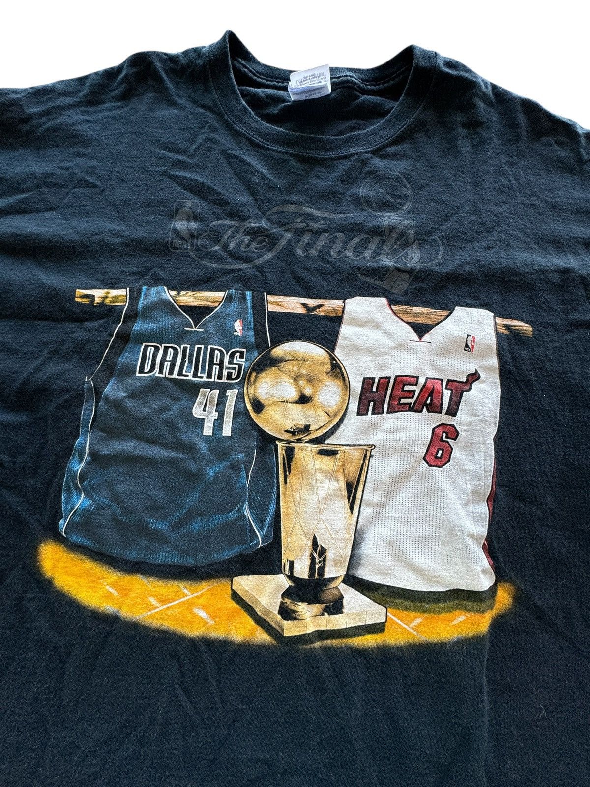 Gildan 2011 NBA Finals Dallas Mavericks vs Miami Heat Graphic Shirt Size US XL / EU 56 / 4 - 2 Thumbnail