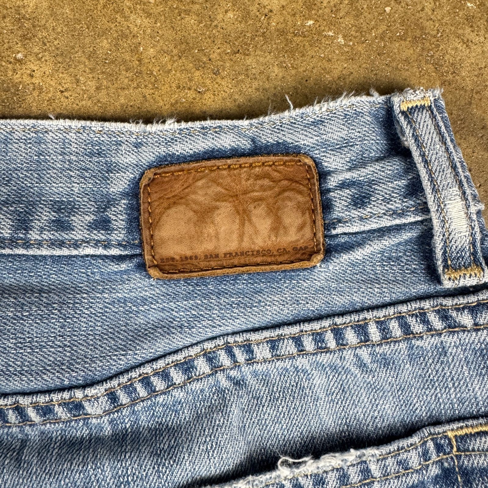 Gap Gap Easy Fit Vtg Men’s Jeans 31 Light Wash Distressed Hem Size US 31 - 5 Thumbnail