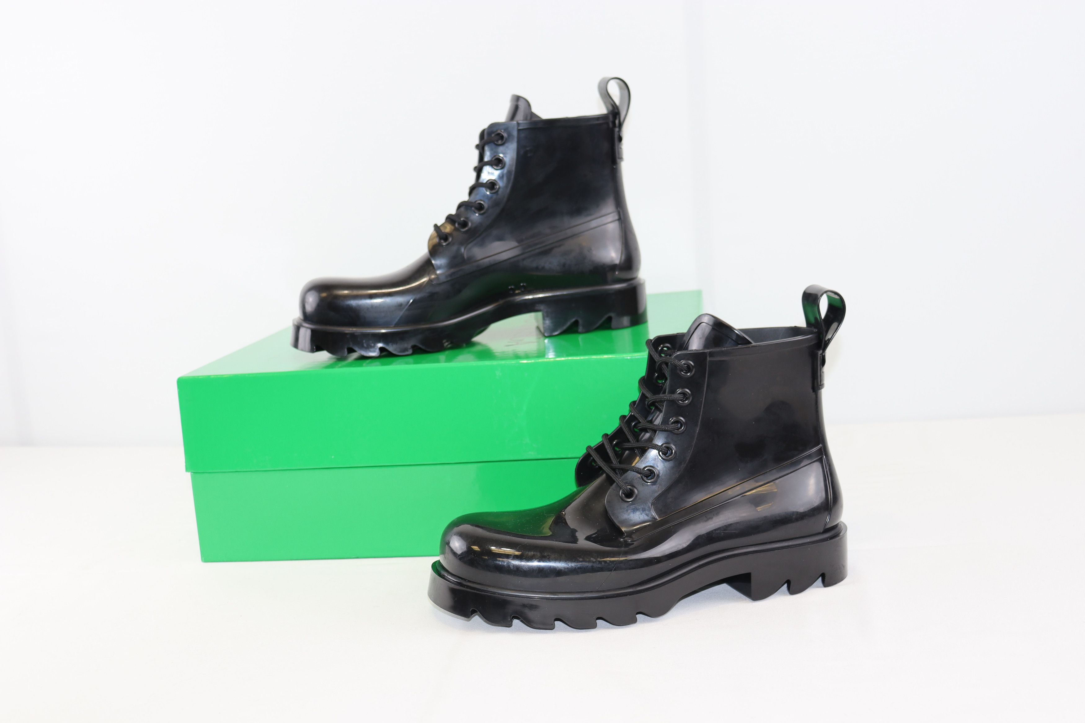 image of Bottega Veneta O1Rshd1 Q:2 / Strider Shiny Rubber Boots In Black, Men's (Size 9)