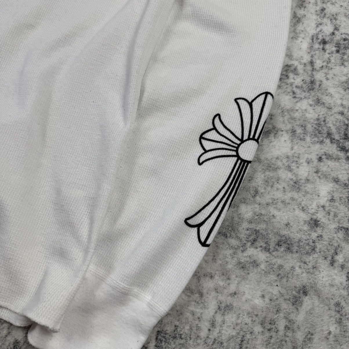 Chrome Hearts Chrome Hearts Horseshoe Cross Scroll Thermal ‘White’ L/S Size US M / EU 48-50 / 2 - 4 Thumbnail