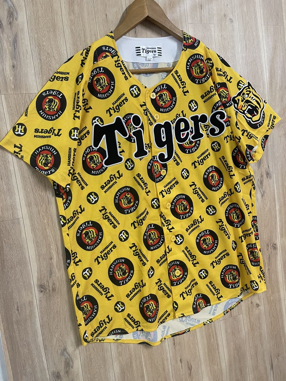 Japanese Brand × Mizuno Steal 🔥 Vintage Hanshin Tigers Baseball Jersey AOP L Size US L / EU 52-54 / 3 - 7 Thumbnail