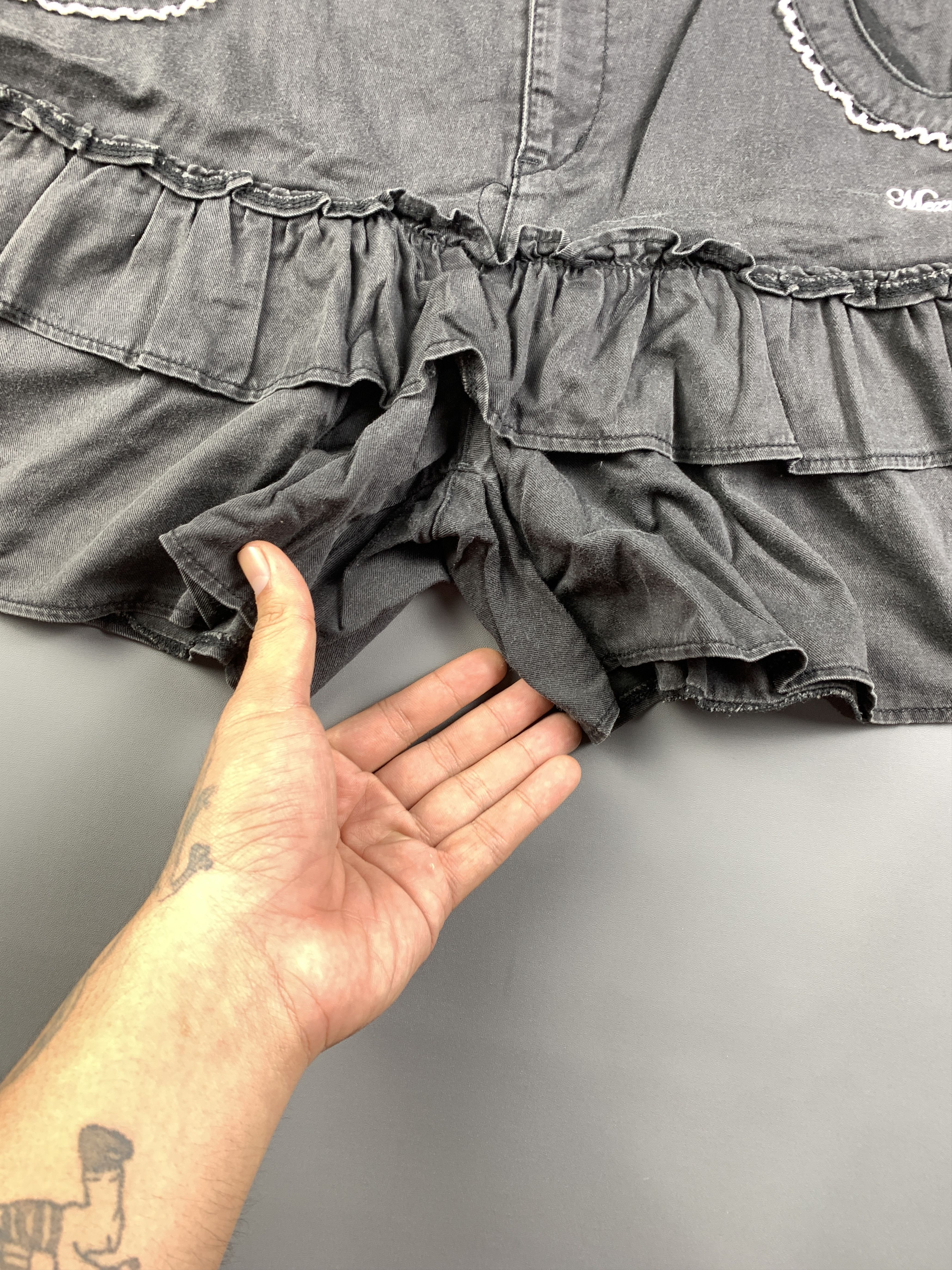 Angel Blue Mezzo Piano Crystals Black Ruffle Shorts (28) Size 28" / US 6 / IT 42 - 7 Thumbnail