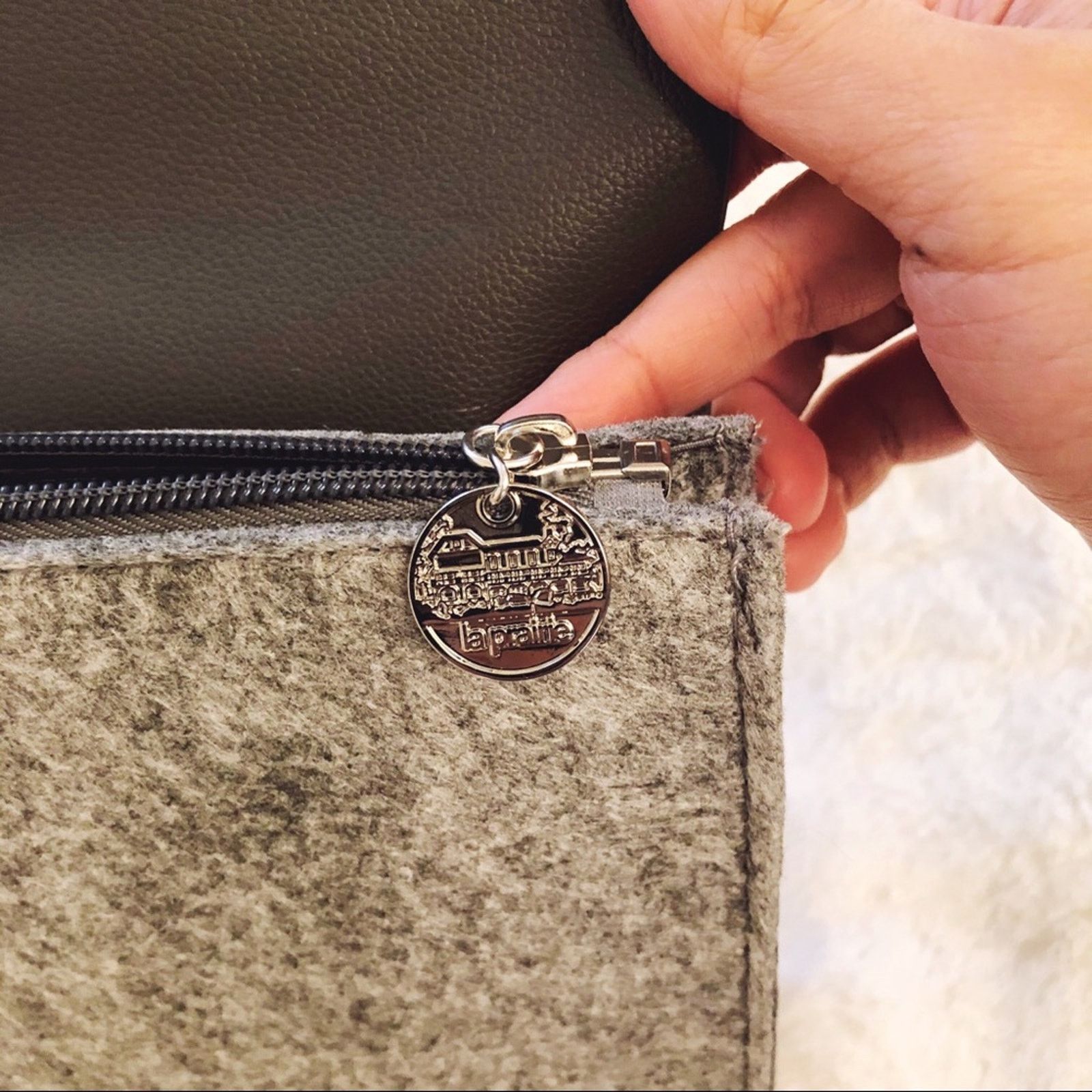 Other La Prairie Gray Makeup Bag/Clutch Size ONE SIZE - 8 Thumbnail